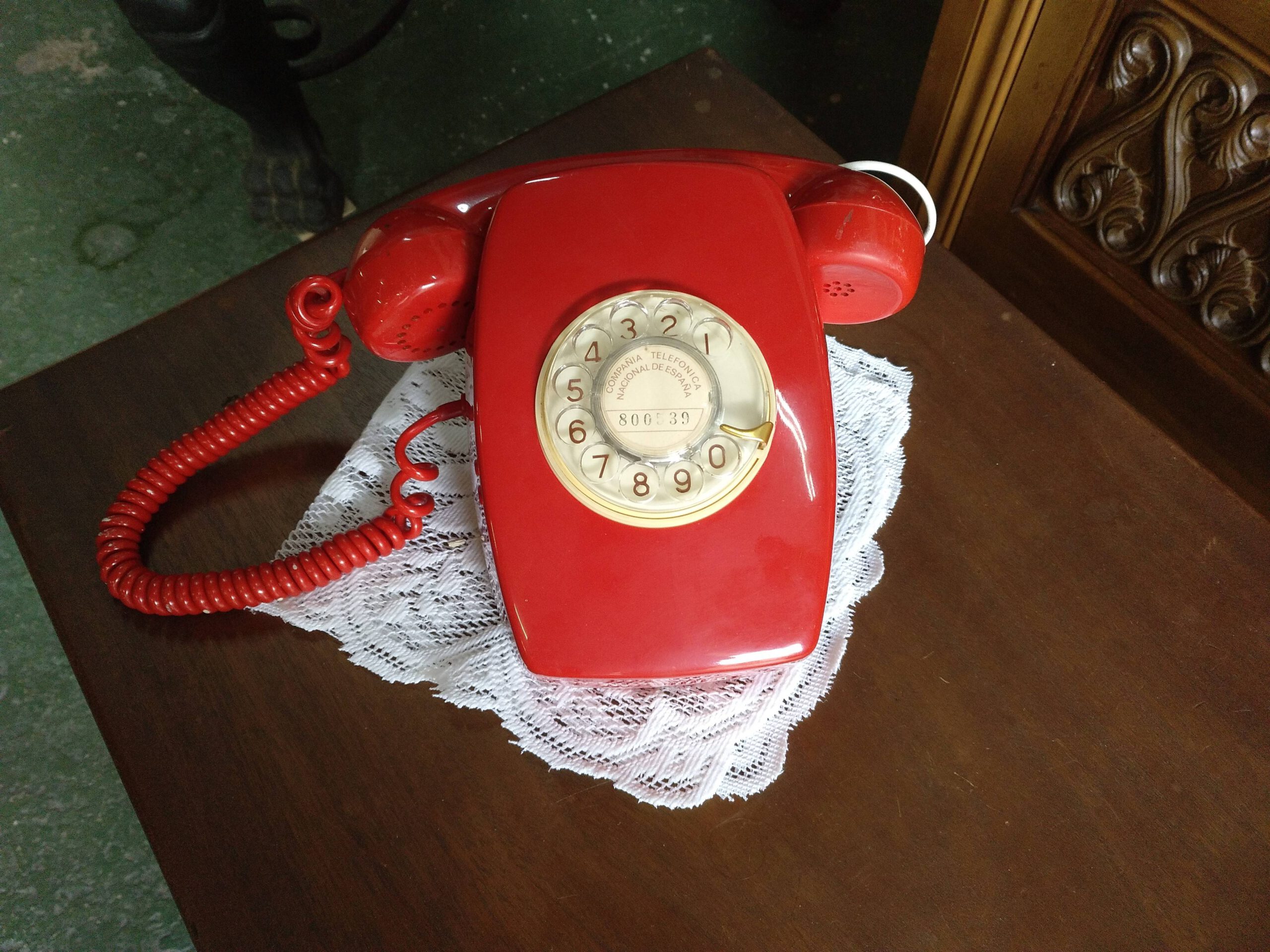 Teléfono rojo español años 70