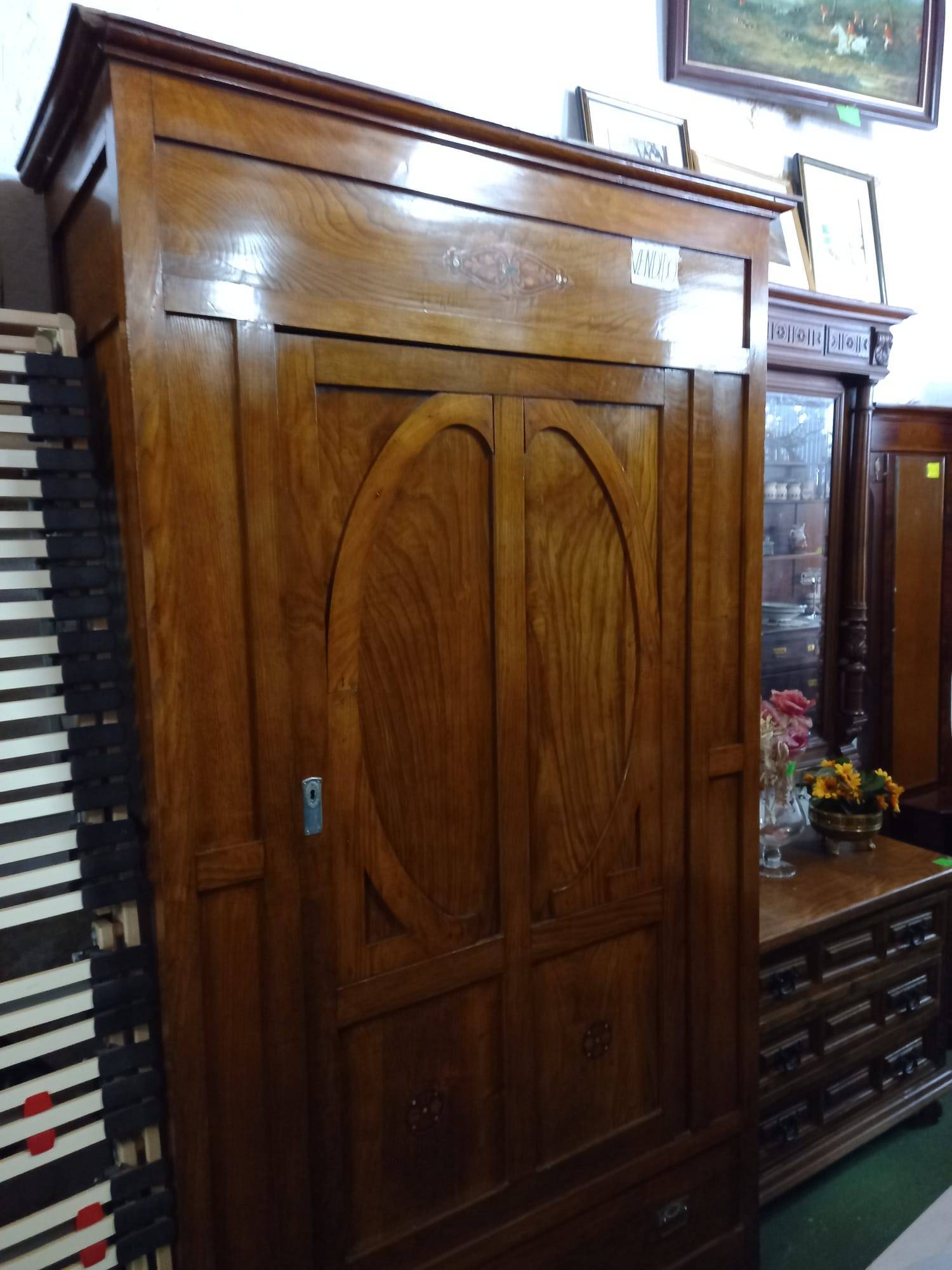 Armario de madera con una puerta 1