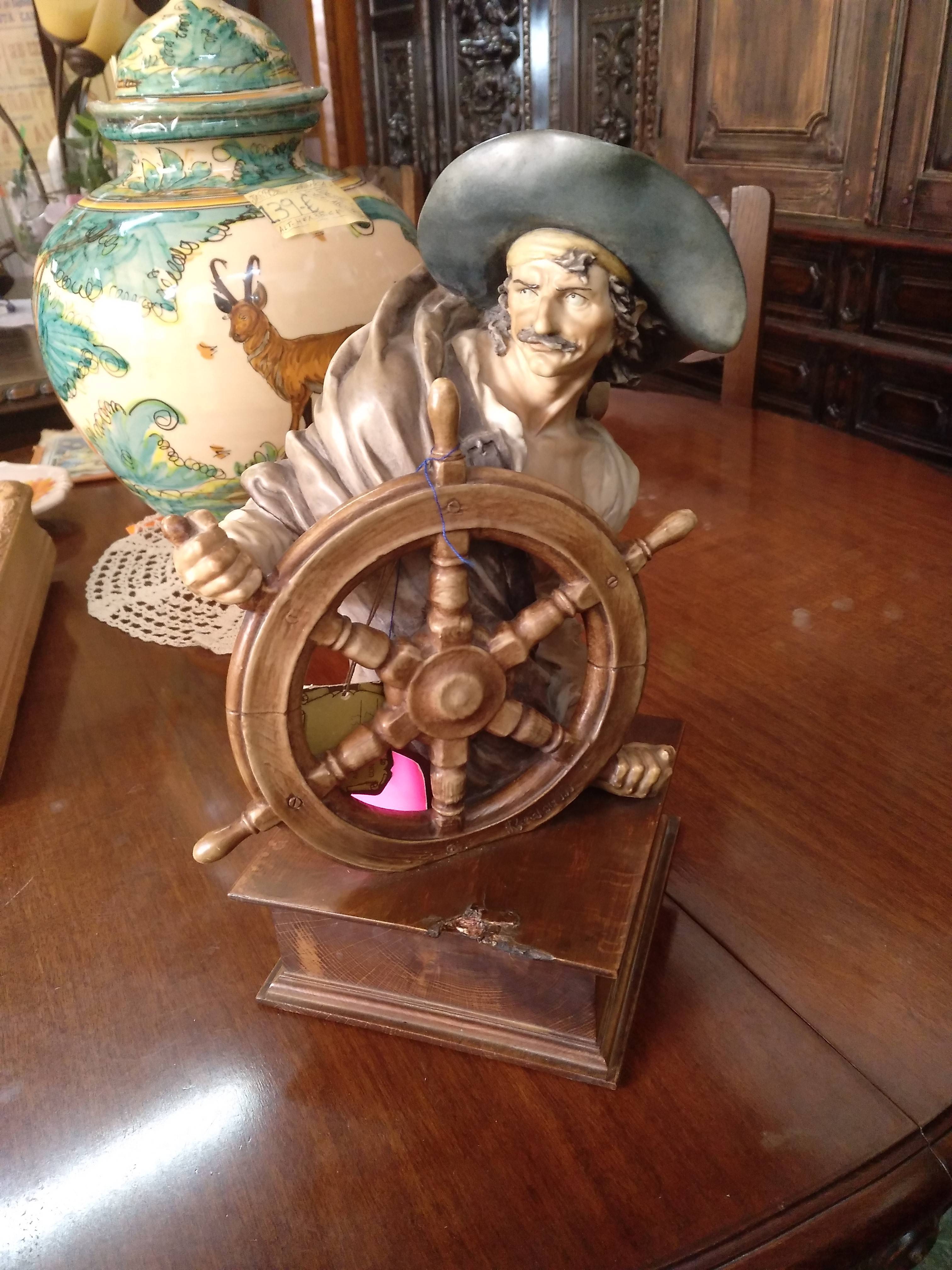 Figura pirata con timón de porcelana italiana con firma y sello grabado 1