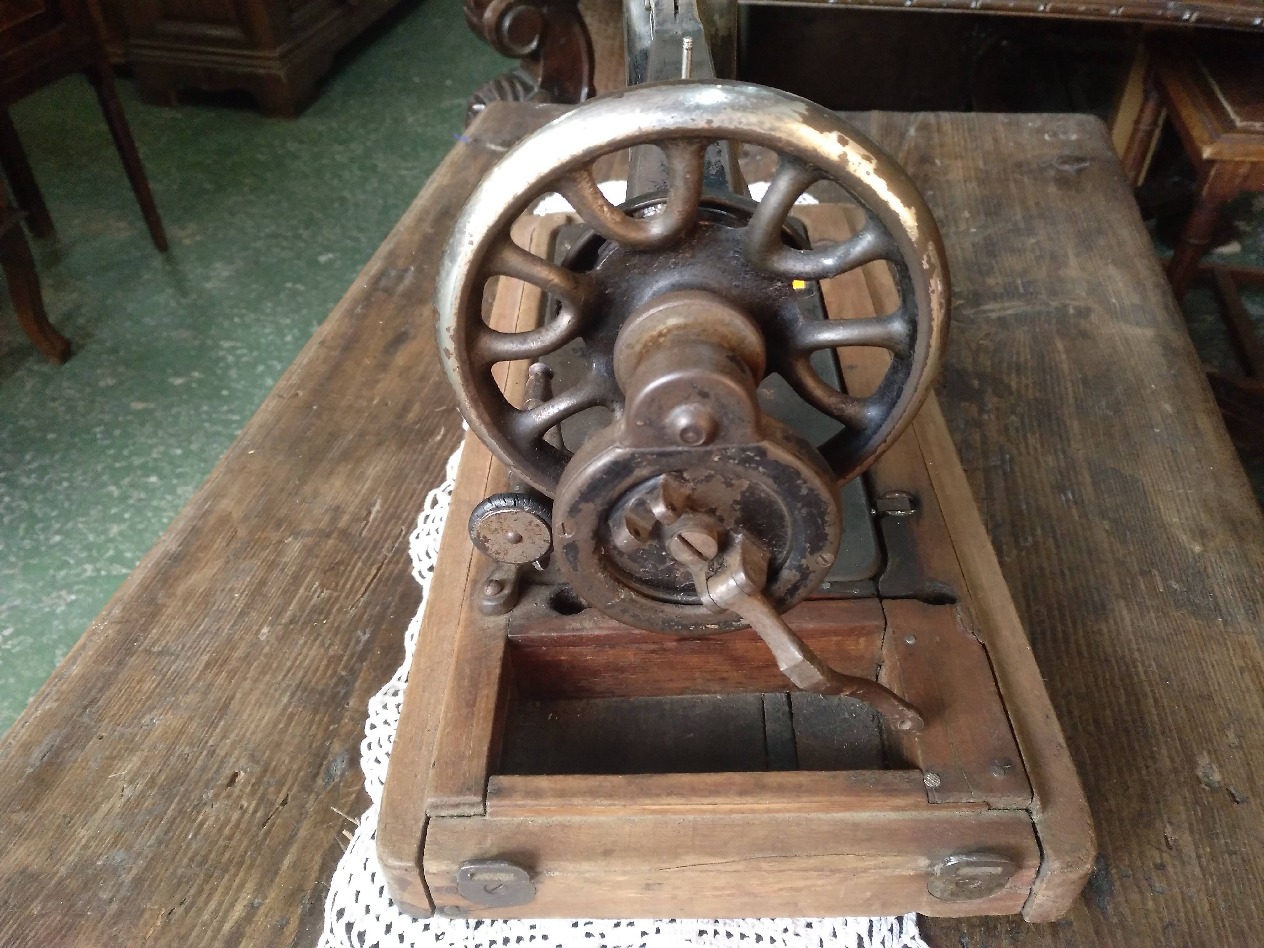 Máquina de coser Singer muy antigua 3