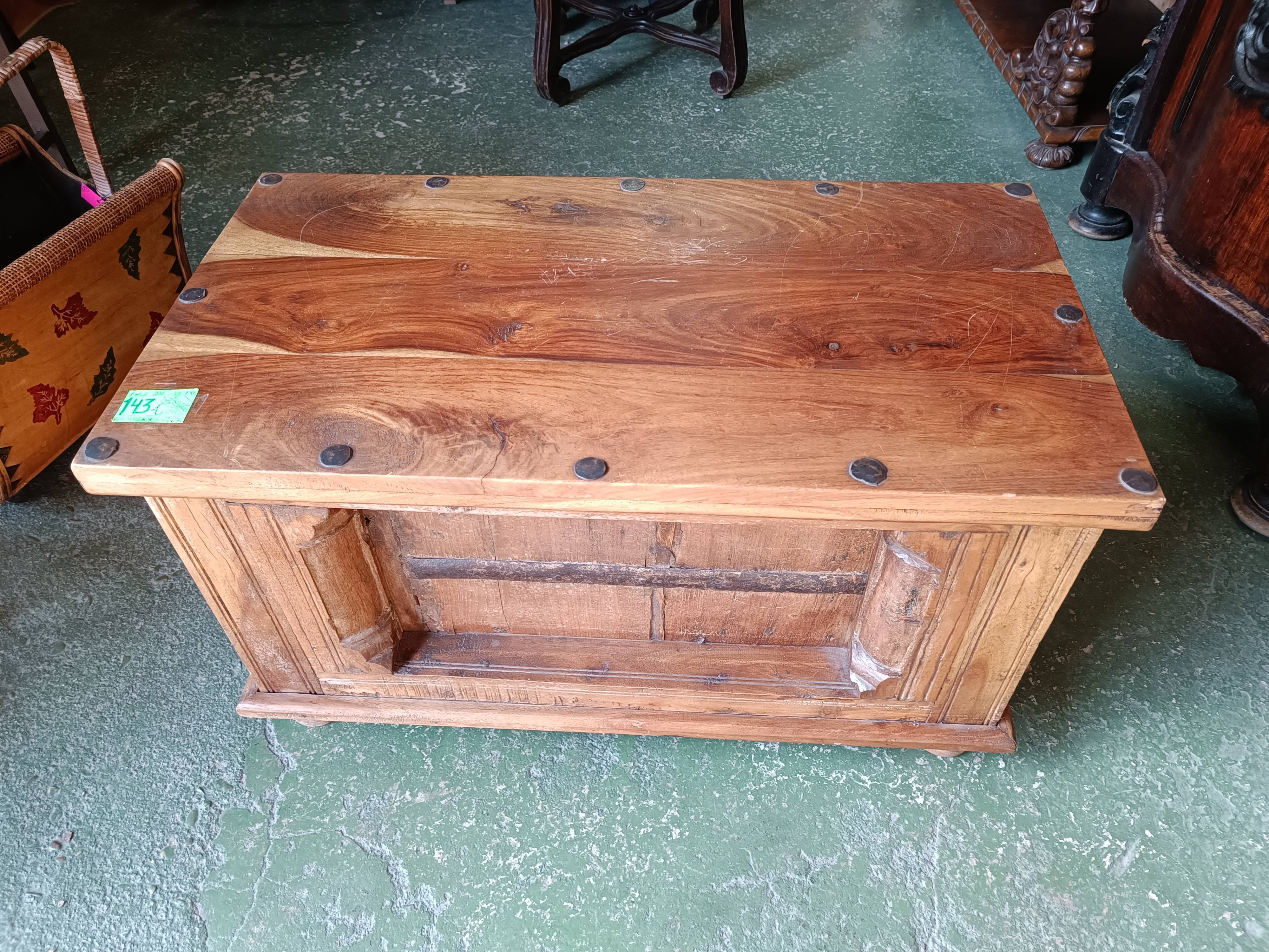 Baúl de madera rústico antiguo 1