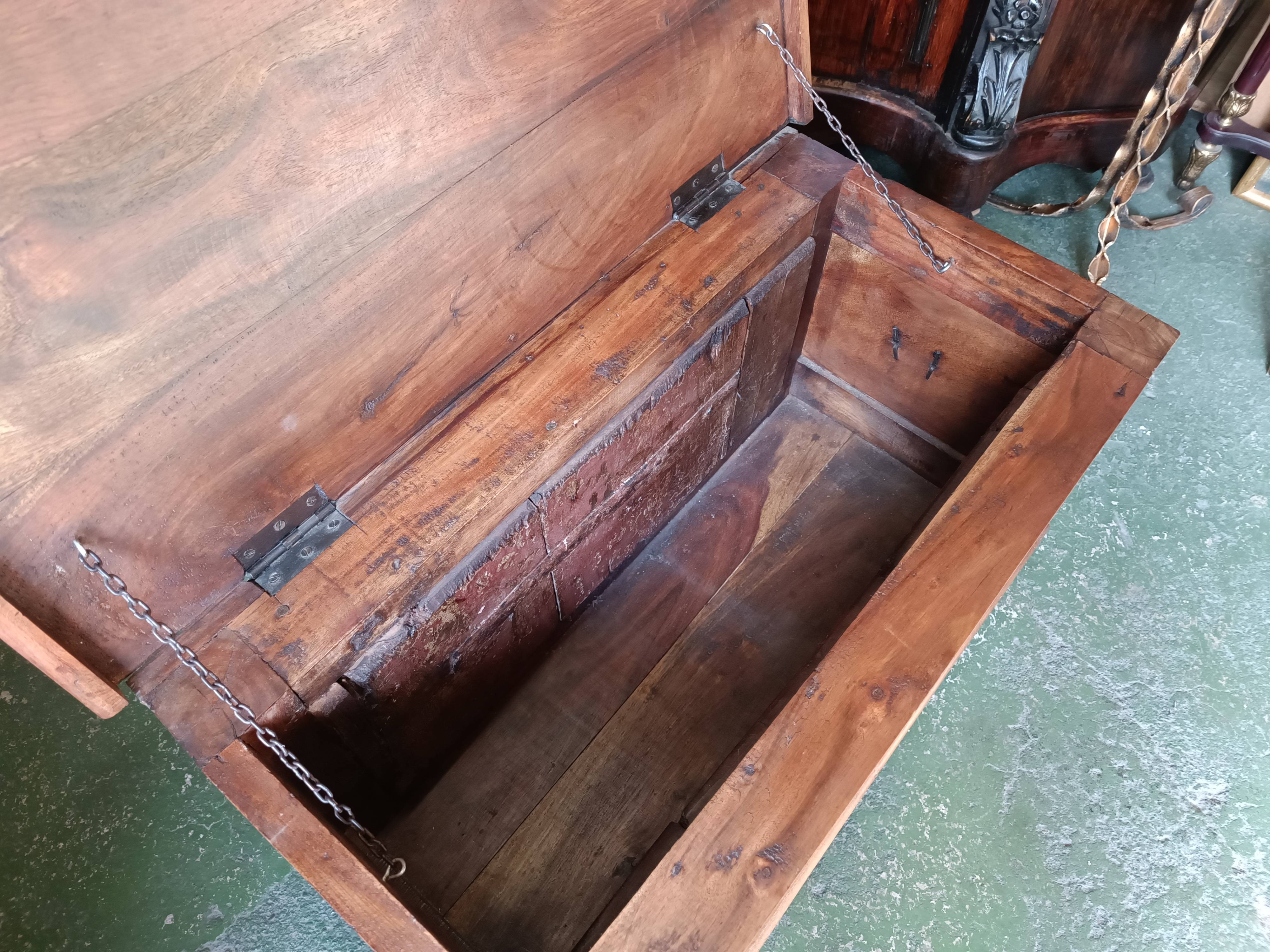 Baúl de madera rústico antiguo 4