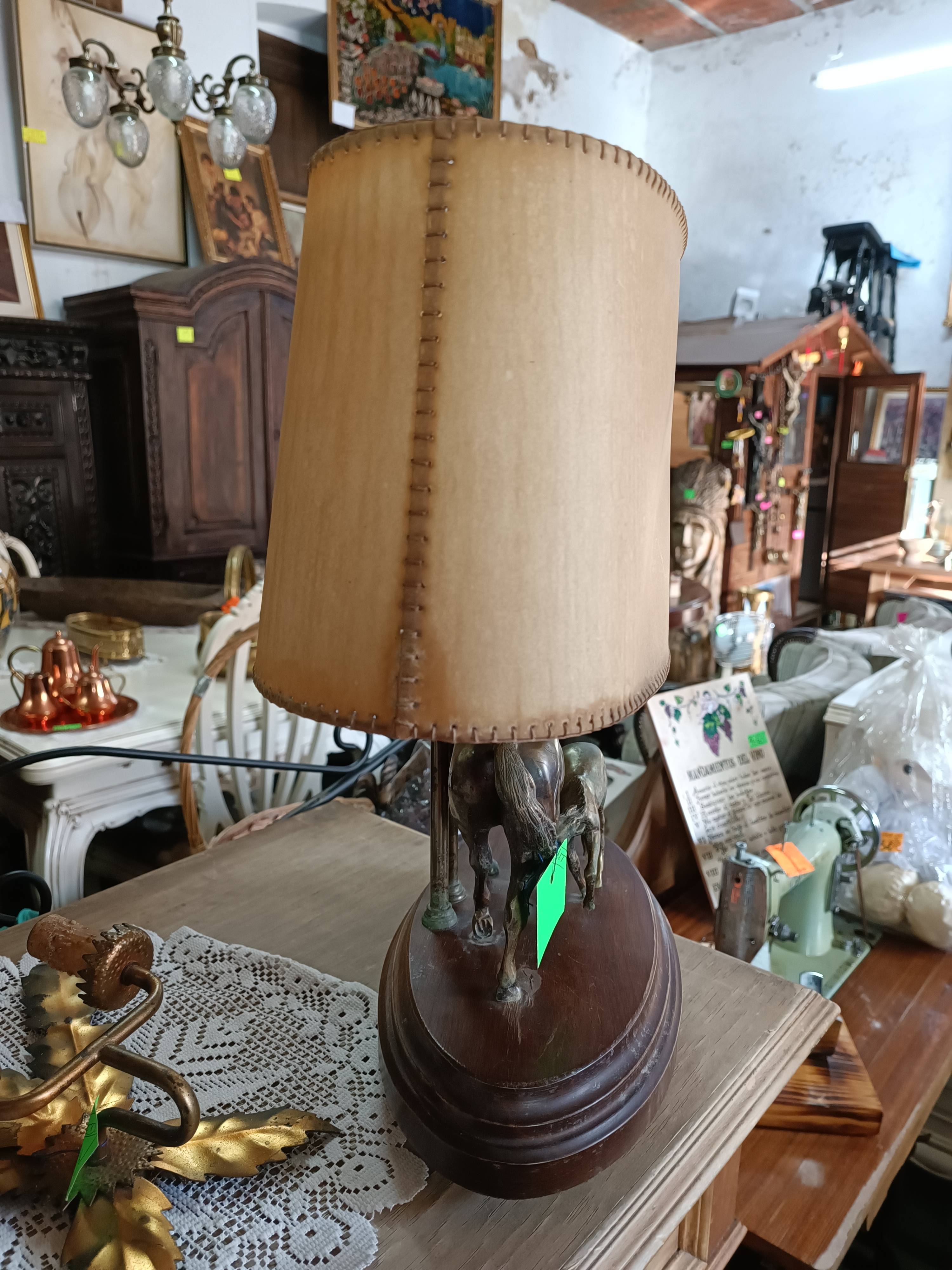 Lámpara de mesa de bronce con caballos antigua 2