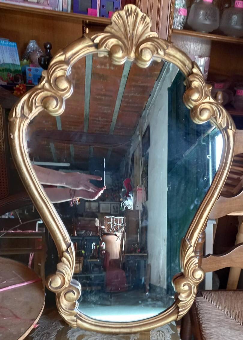 Espejo estilo Luis XV vintage con marco de madera dorado