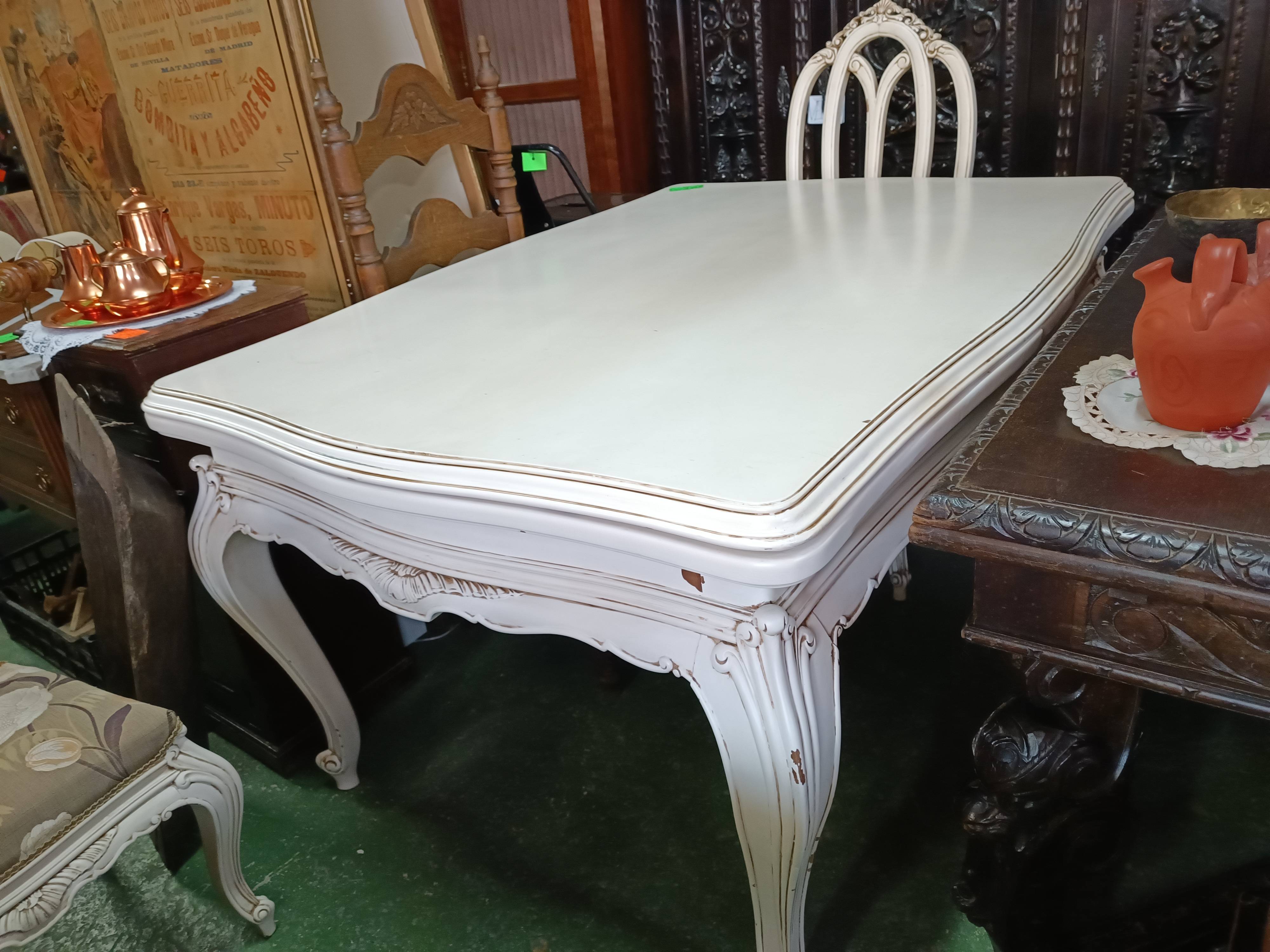 Mesa de madera blanca lacada y sombreada 1