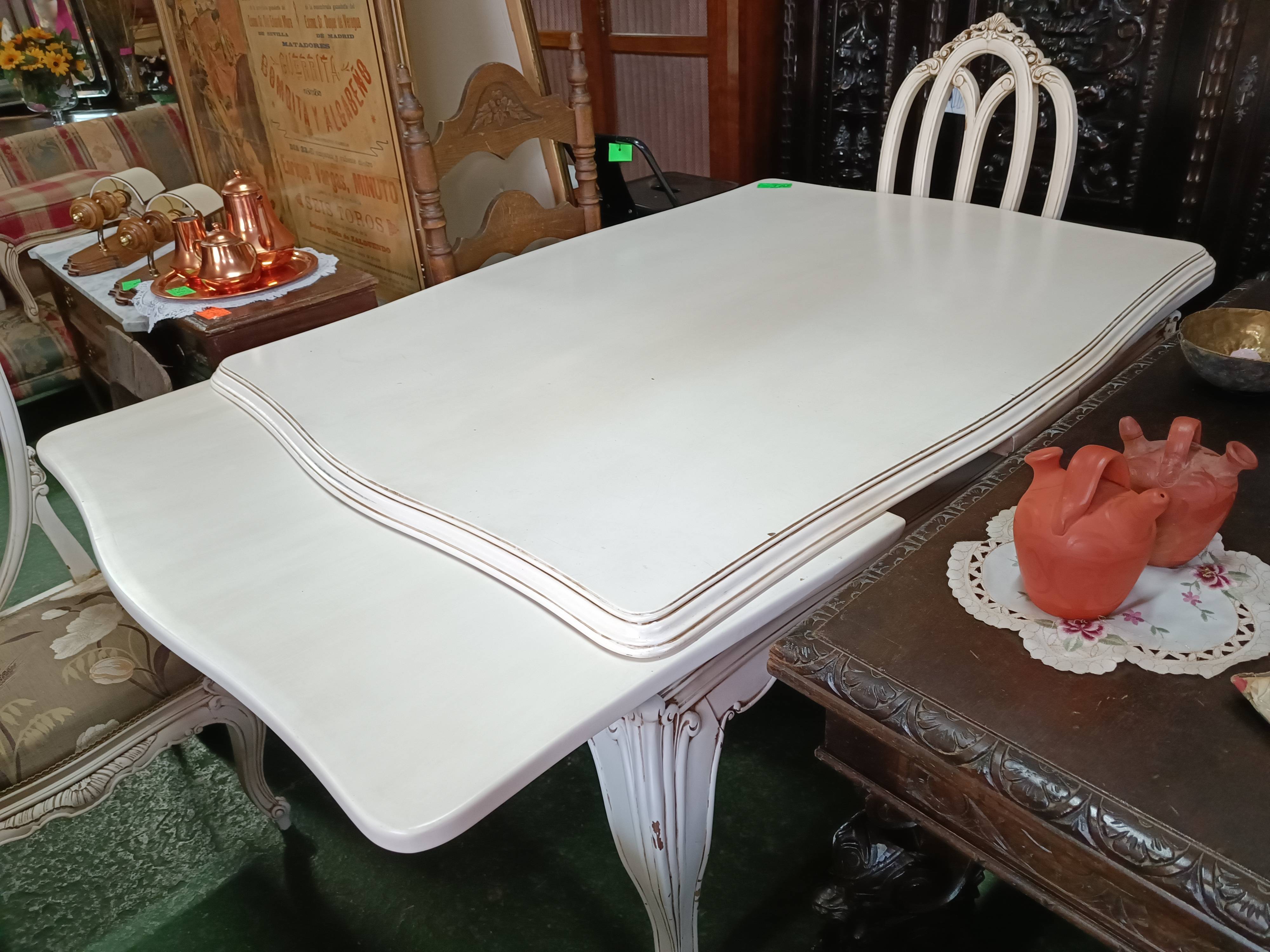 Mesa de madera blanca lacada y sombreada 3