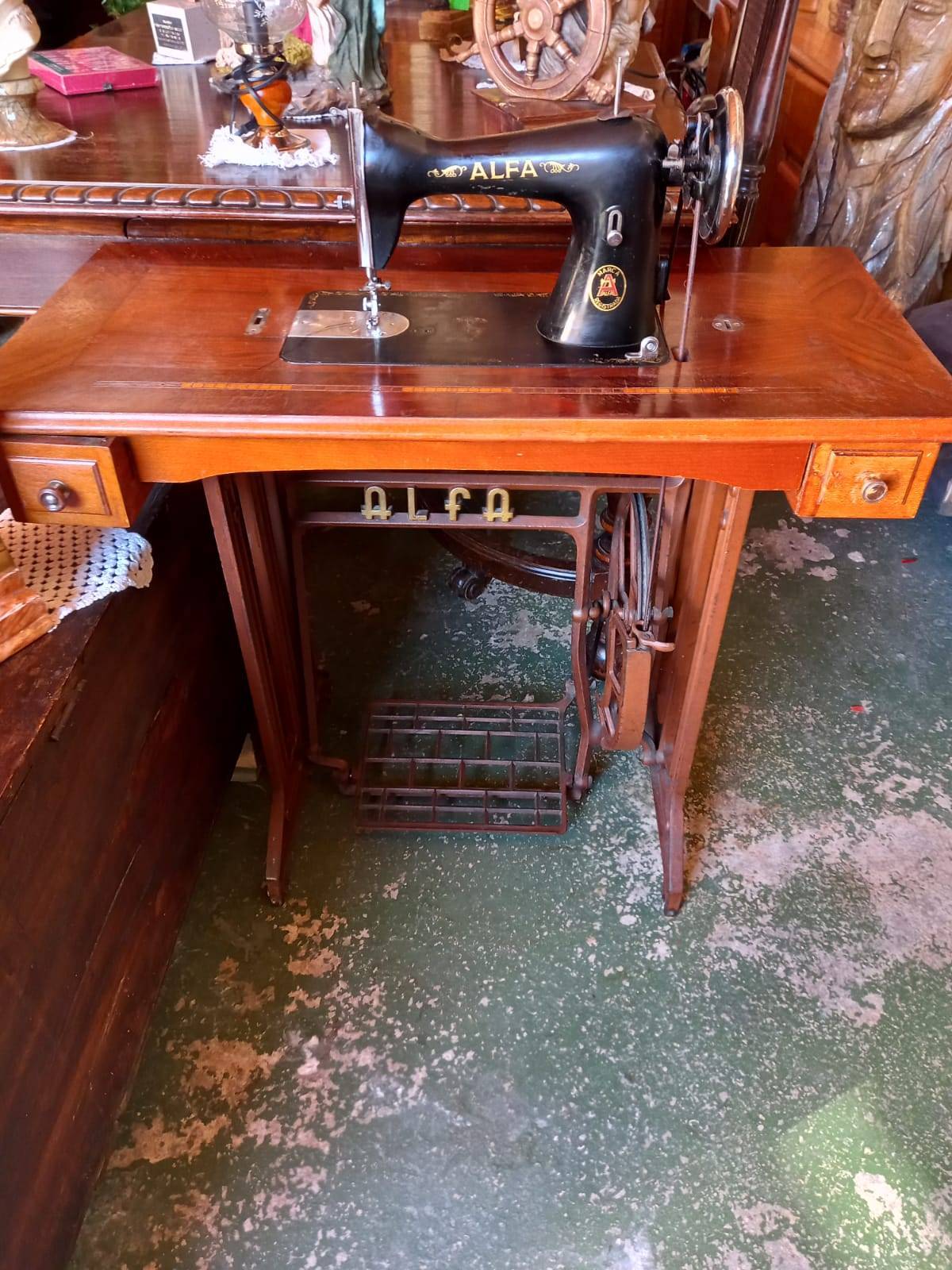 Máquina de coser Alfa de pedal de los años 40 con 2 cajones 1