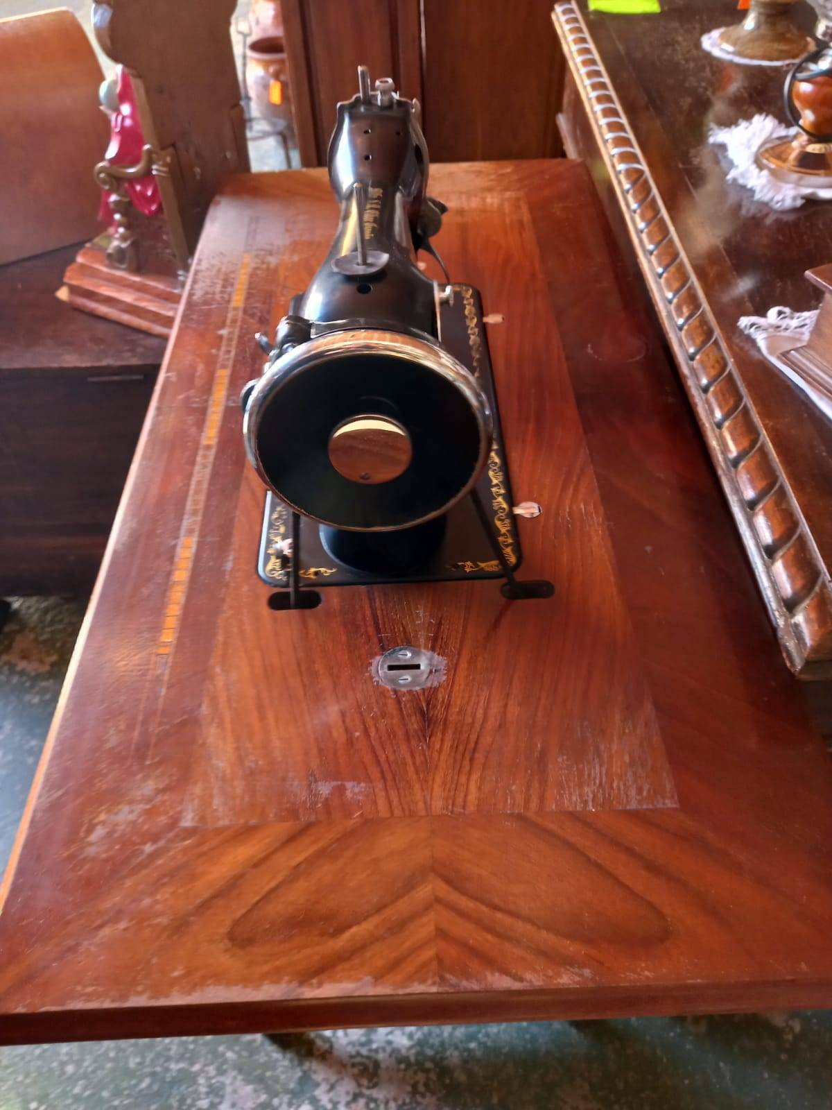 Máquina de coser Alfa de pedal de los años 40 con 2 cajones 2