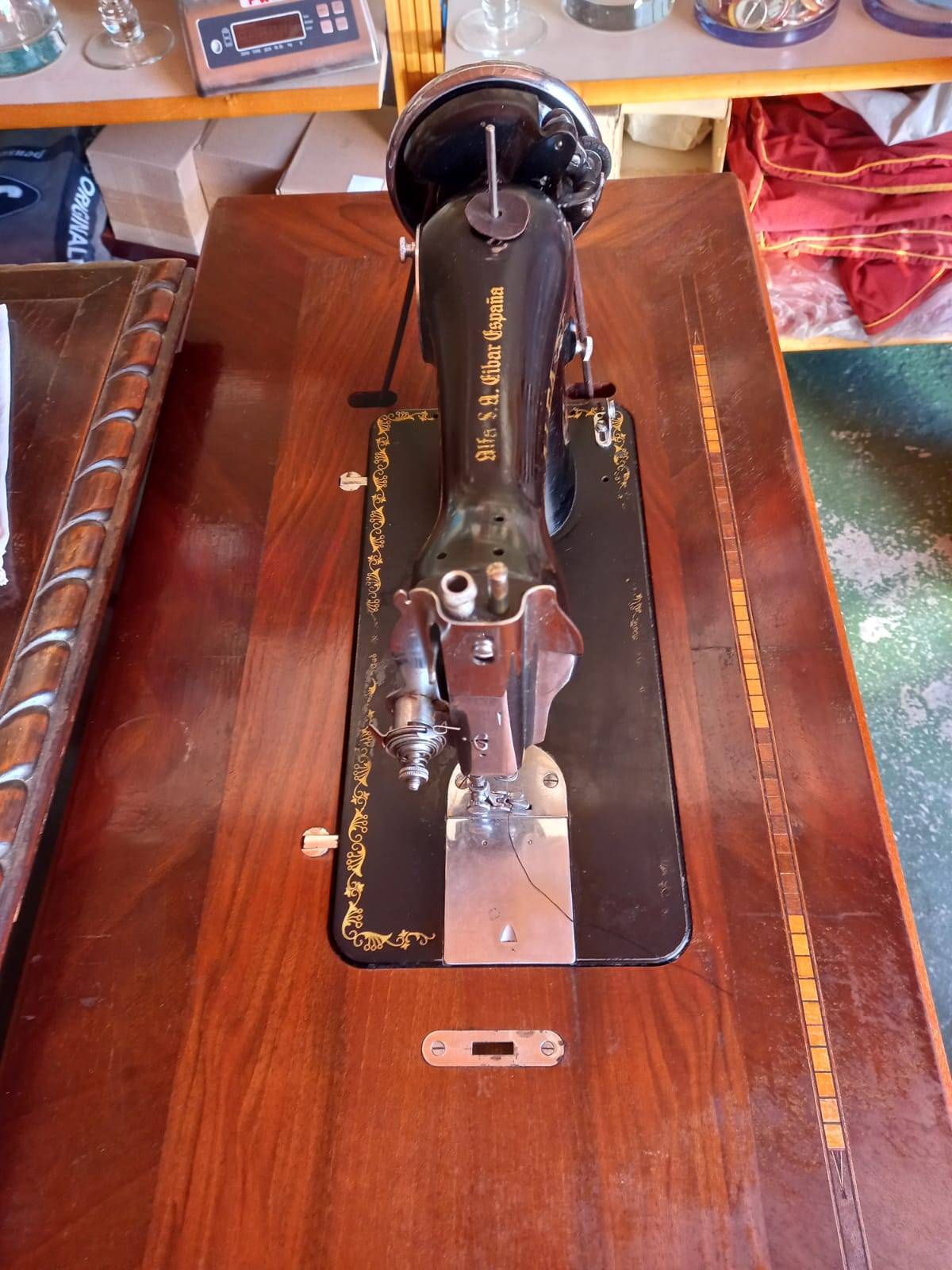 Máquina de coser Alfa de pedal de los años 40 con 2 cajones 3