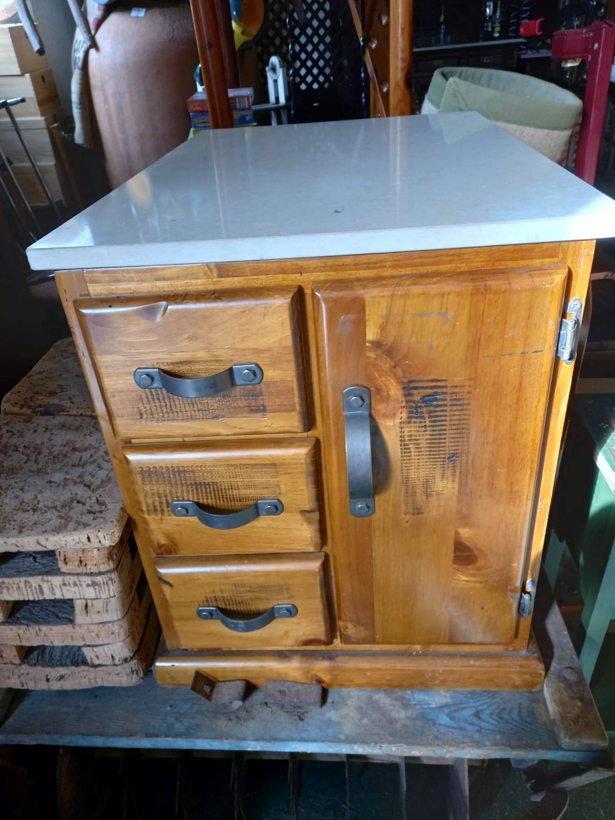 Mueble auxiliar con tapa de mármol 1