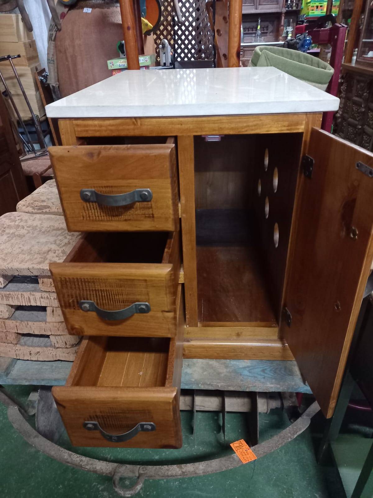 Mueble auxiliar con tapa de mármol 2