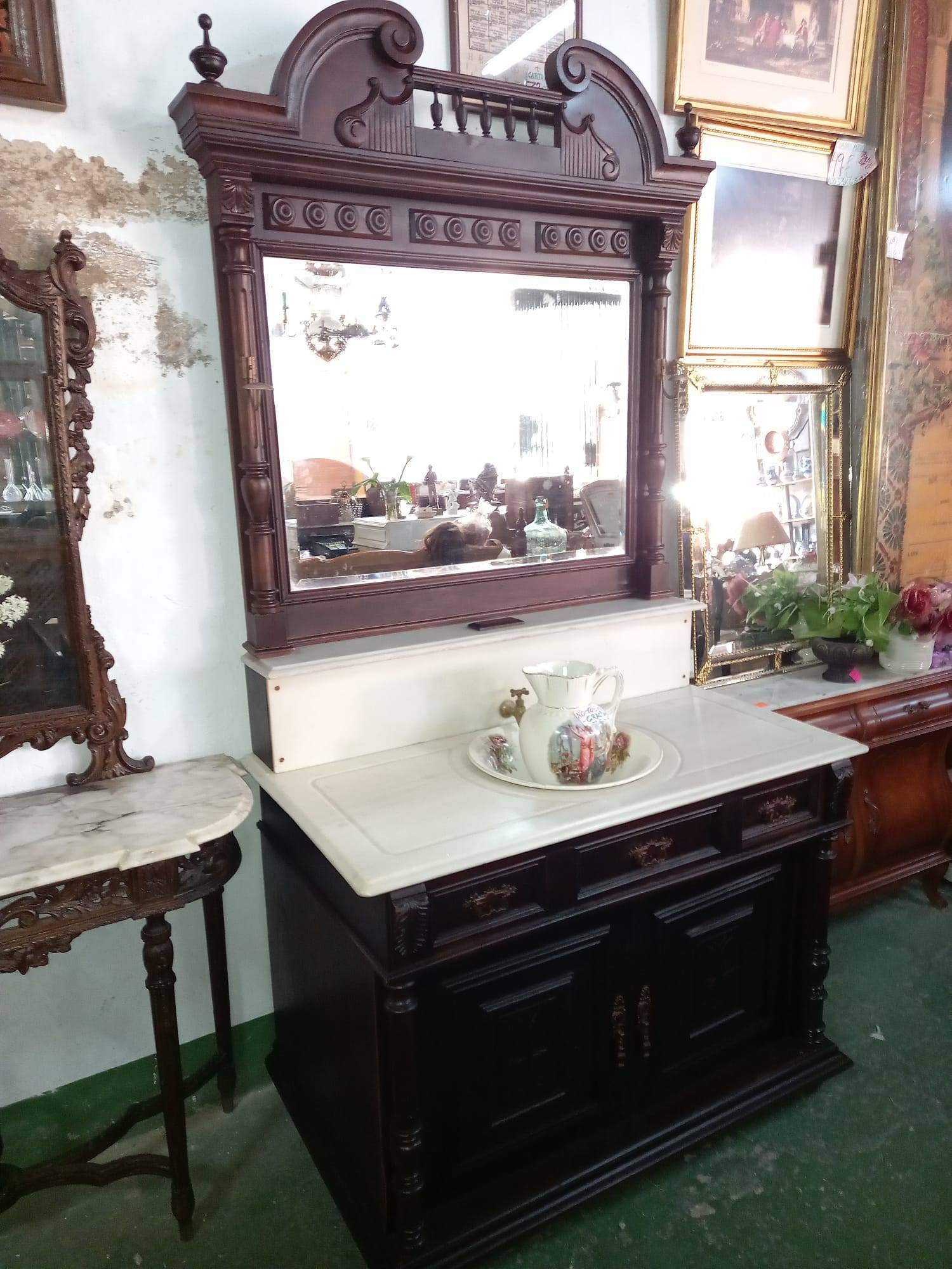 Mueble lavabo antiguo con grifo y espejo recién restaurado 1