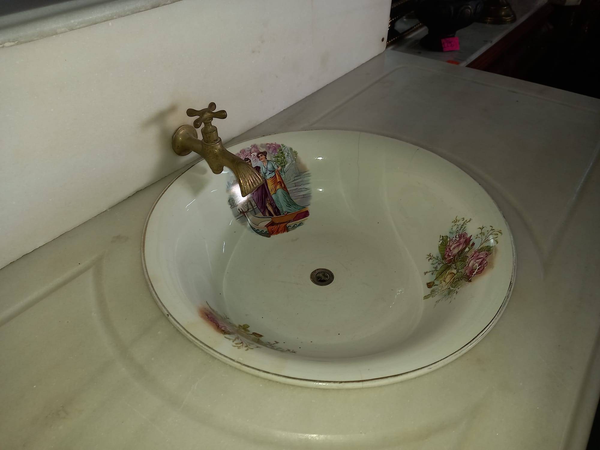 Mueble lavabo antiguo con grifo y espejo recién restaurado 3