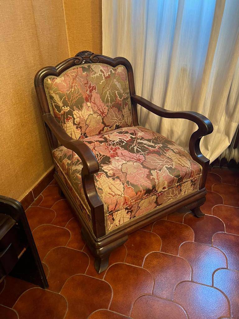 Sillón de madera de nogal con tapicería de flores