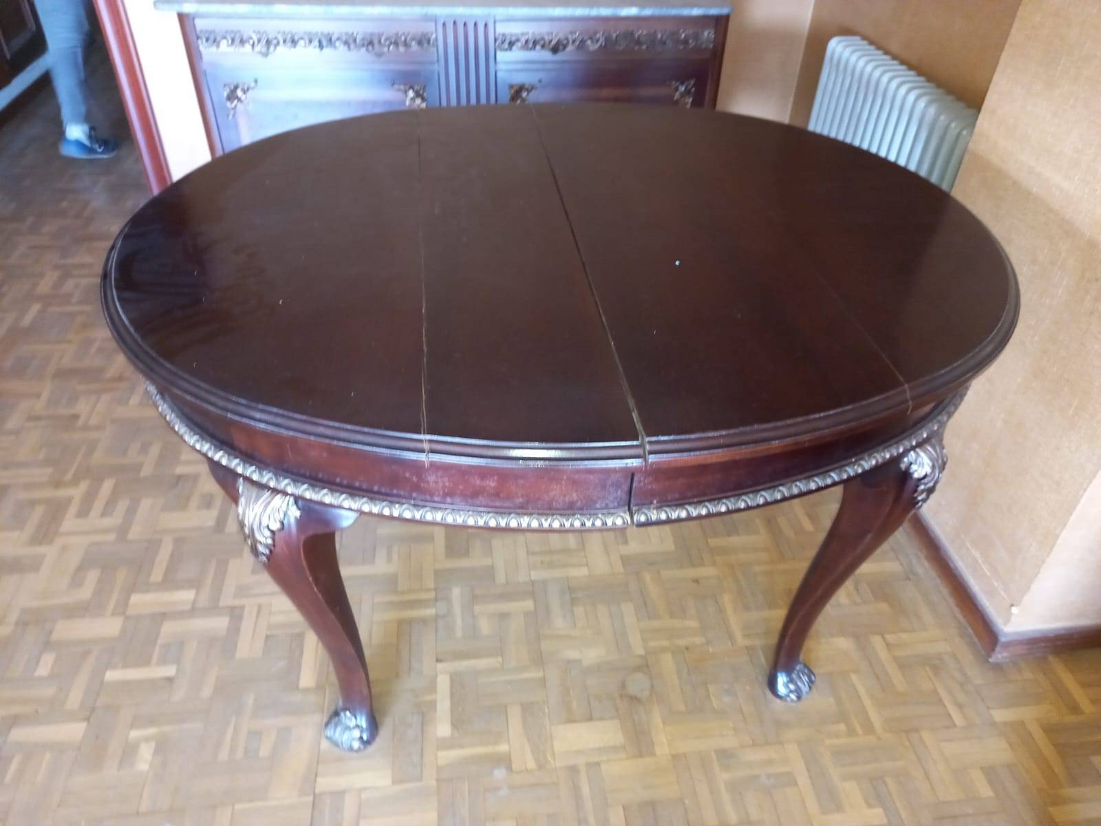 Mesa de comedor de haya y patas cabriole 1