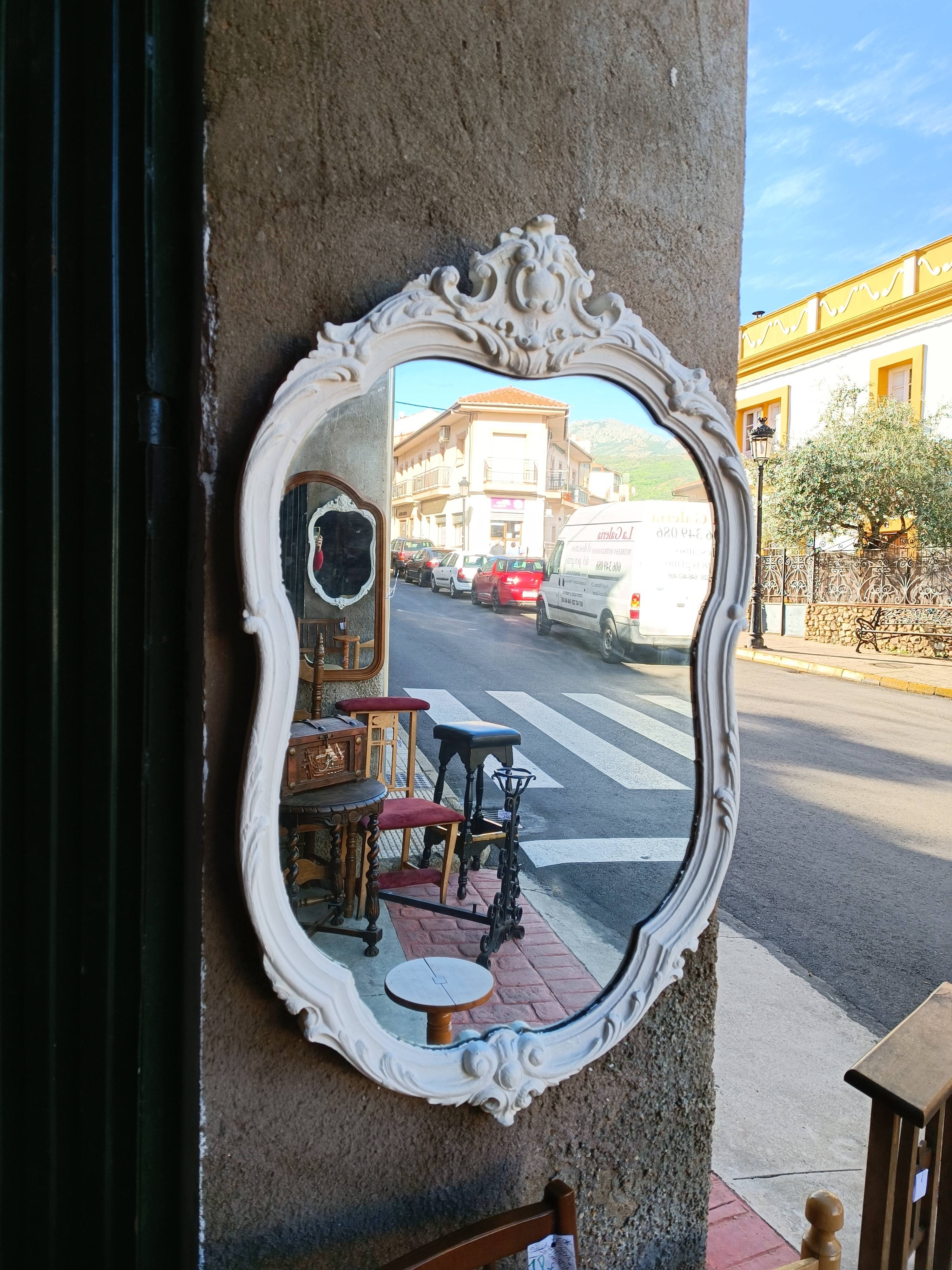 Espejo antiguo pintado en blanco con talla
