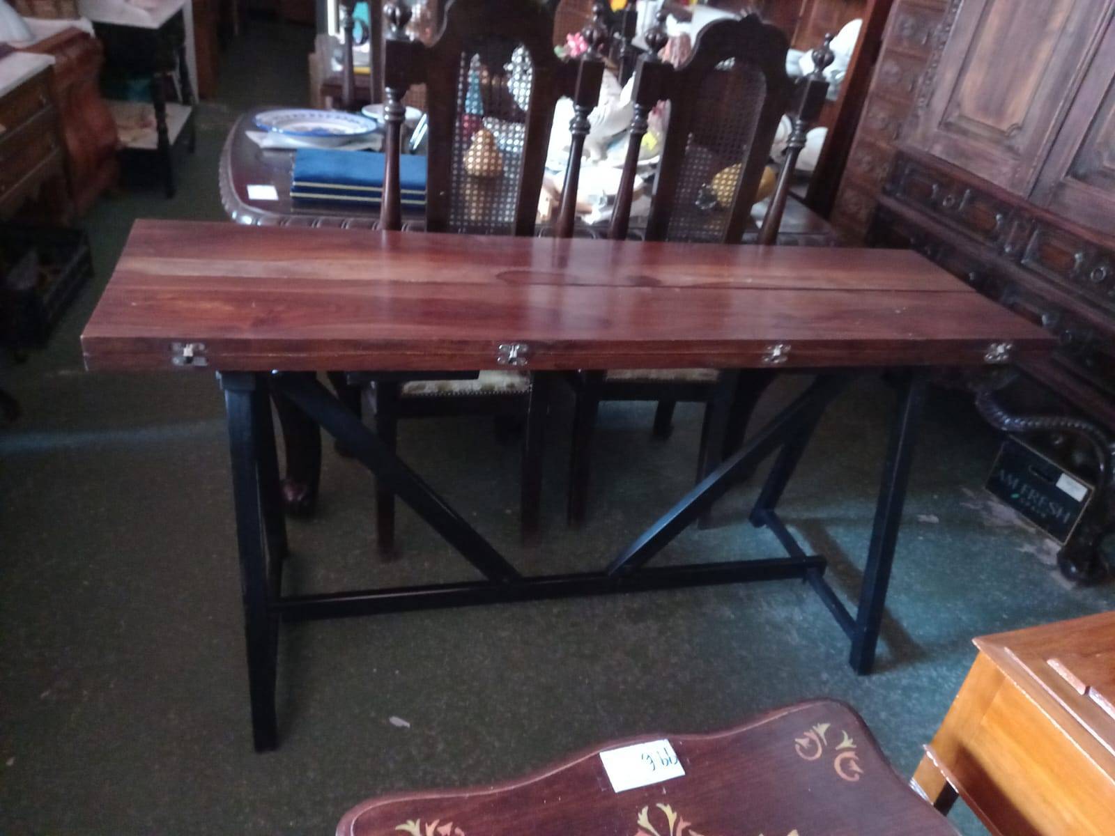 Mesa abatible con tablero de madera y pies de hierro 1