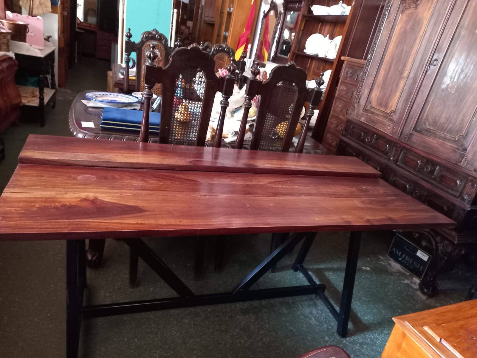 Mesa abatible con tablero de madera y pies de hierro 2
