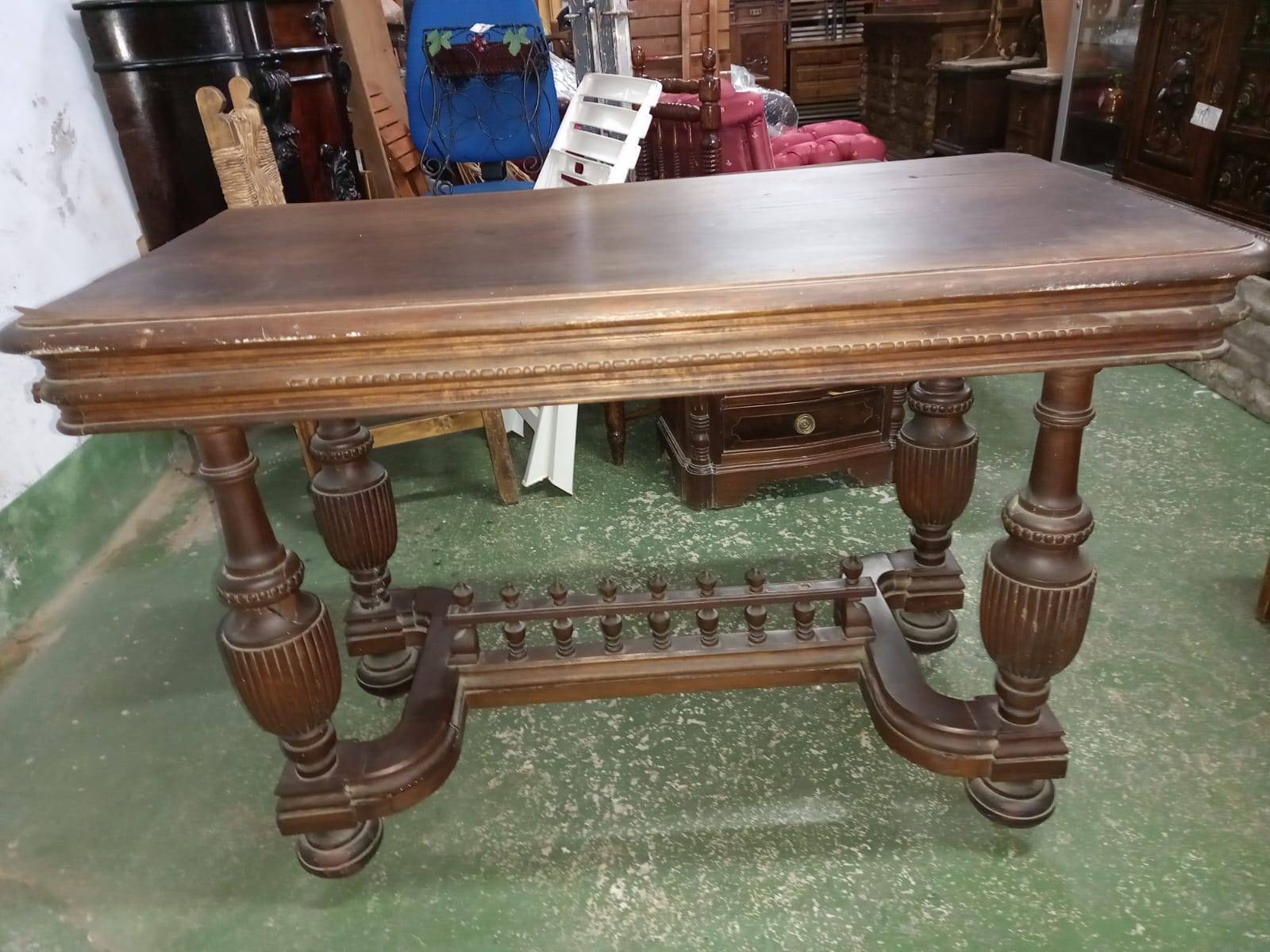 Mesa de madera renacentista tallada 1