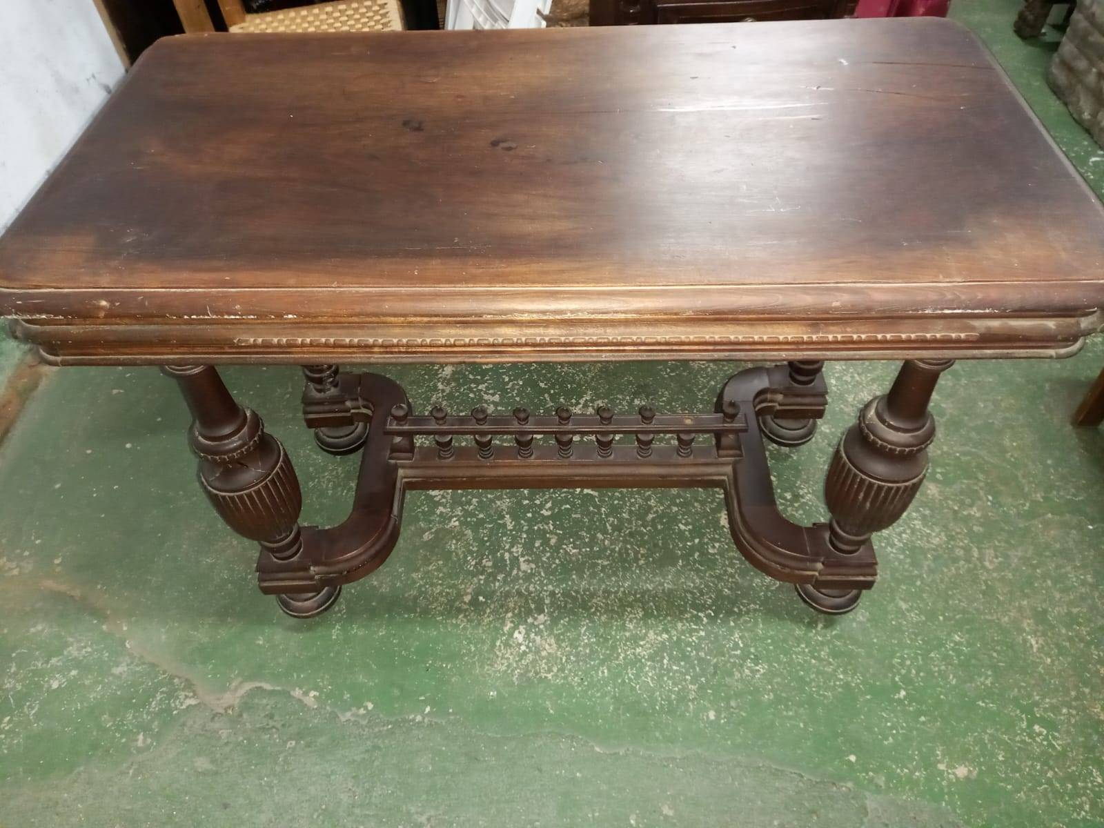 Mesa de madera renacentista tallada 2