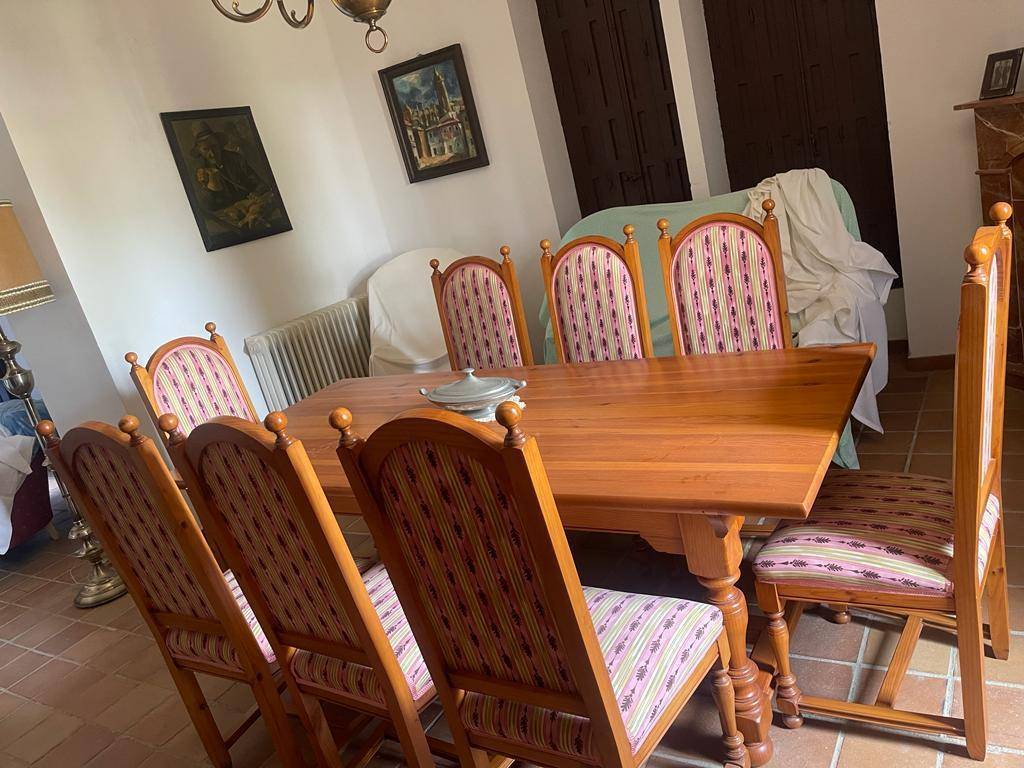 Mesa de pino provenzal con 8 sillas de pino tapizadas 1