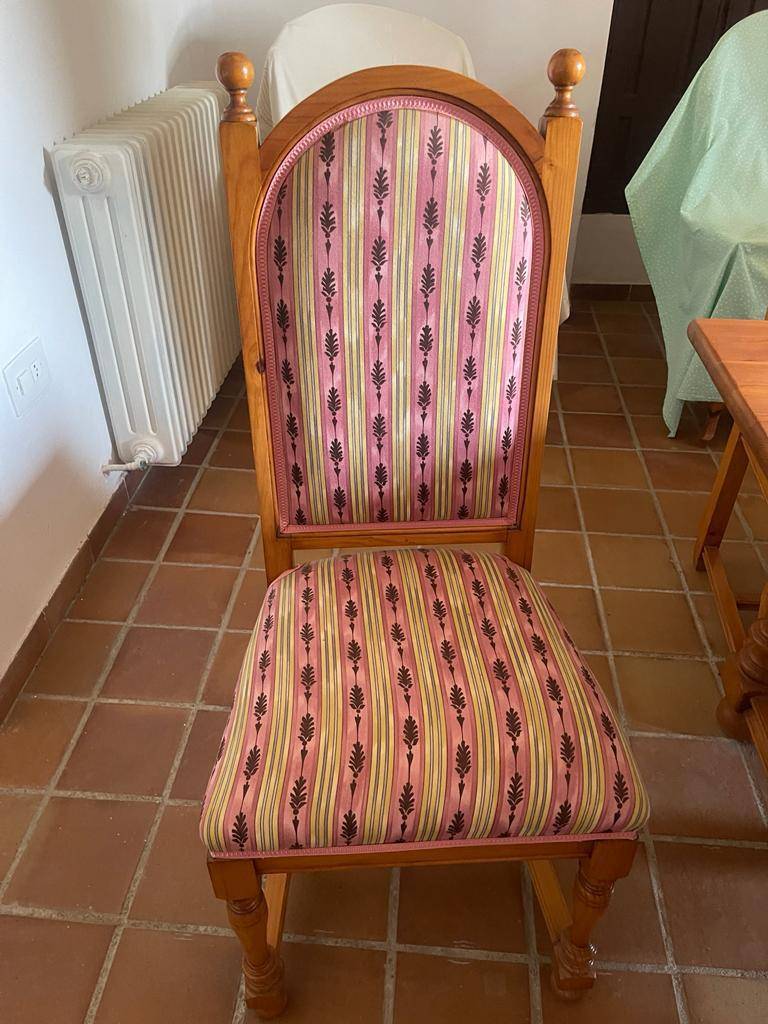 Mesa de pino provenzal con 8 sillas de pino tapizadas 2