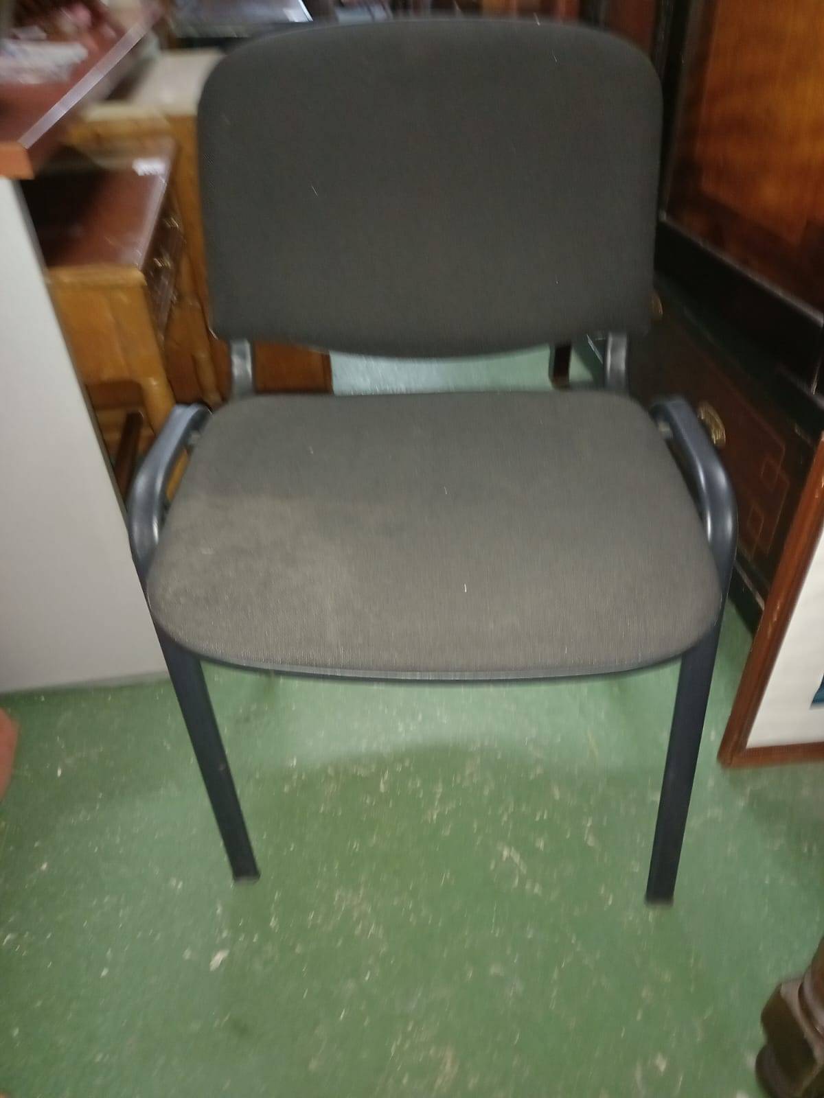 Silla de oficina con tapicería gris