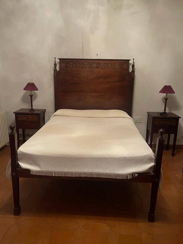 Dormitorio de madera con marquetería compuesto por 2 mesitas, cómoda, espejo y cama 2