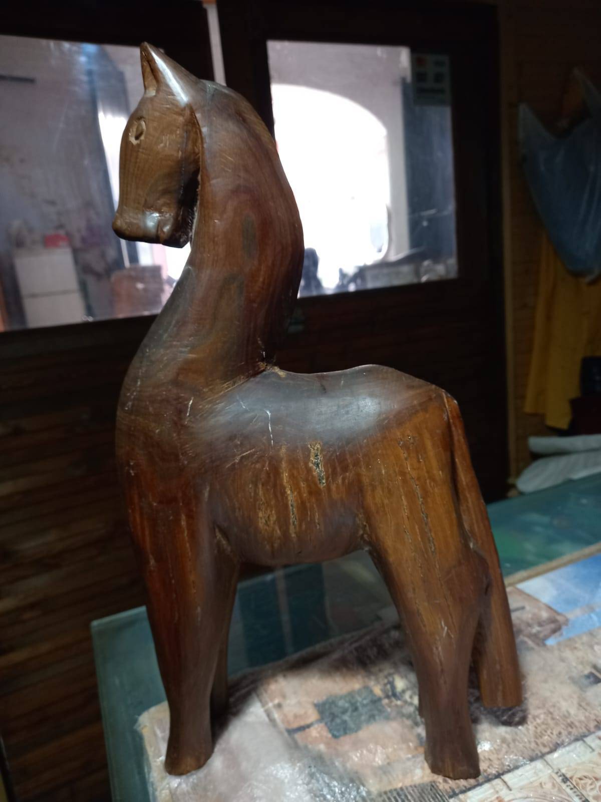 Escultura de llama de madera