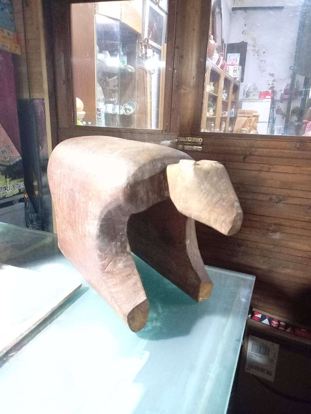 Escultura de madera armadillo