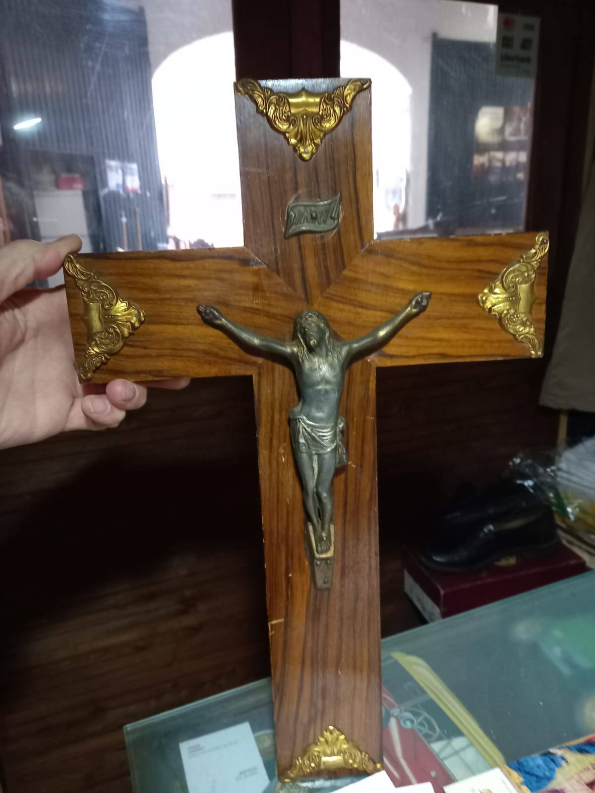 Cristo de bronce y cruz de madera 1
