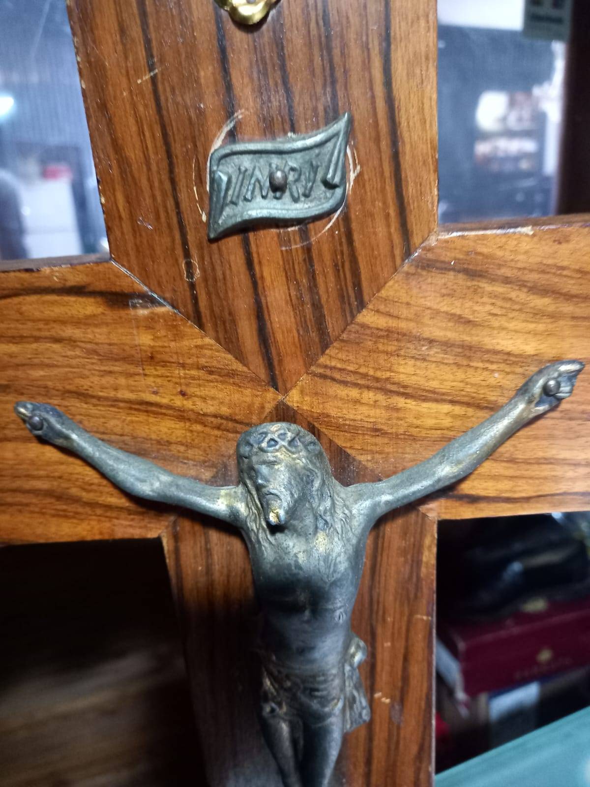 Cristo de bronce y cruz de madera 2