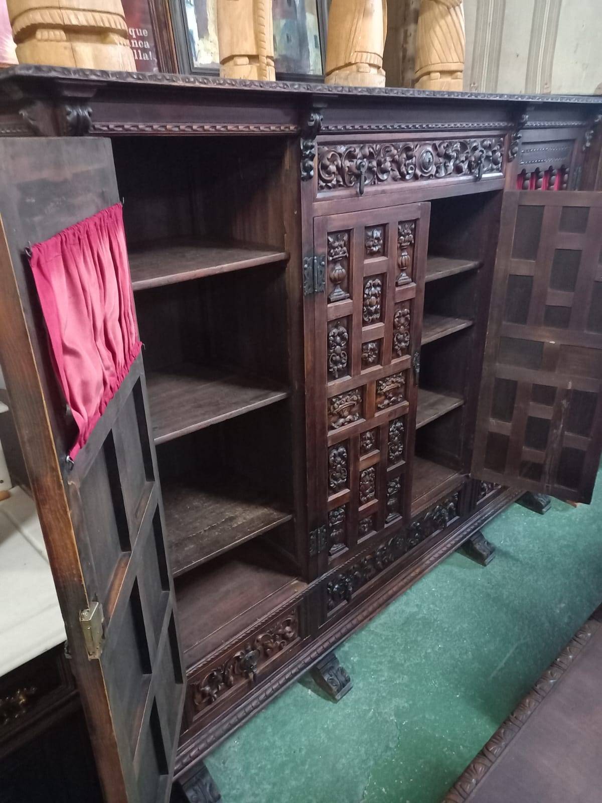 Mueble librería tallado con 4 puertas y 4 cajones 2