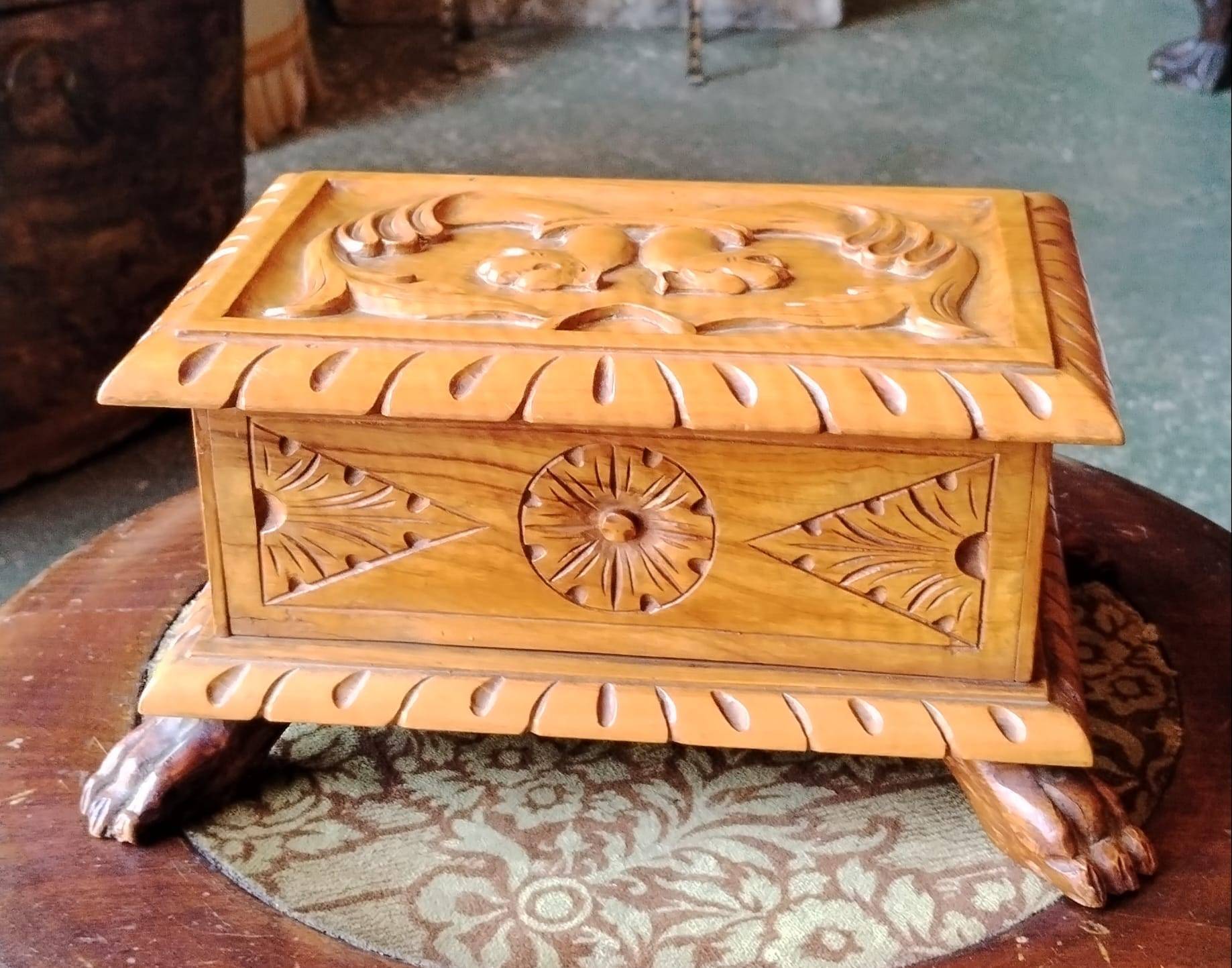 Baúl de madera tallado a mano 2