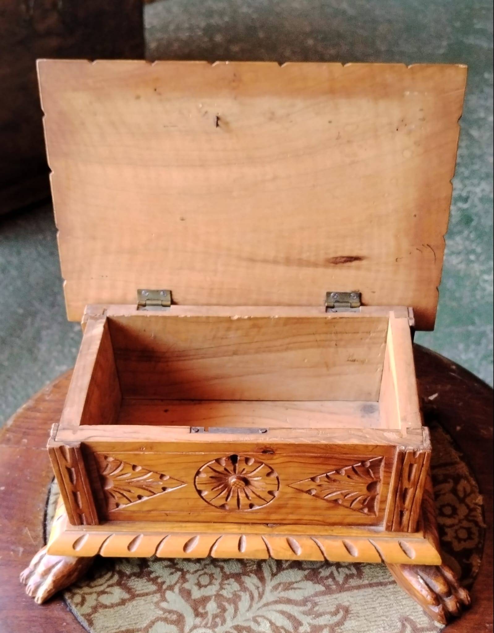 Baúl de madera tallado a mano 4
