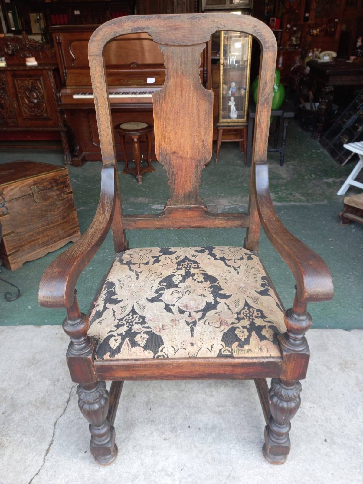 Sillón de madera antiguo 1