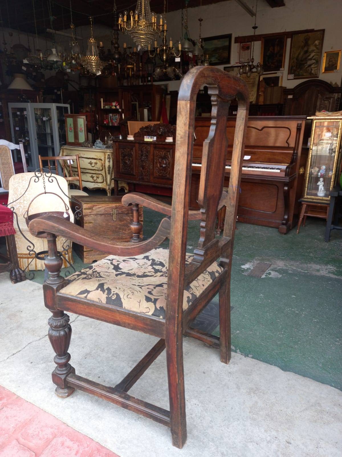 Sillón de madera antiguo 2
