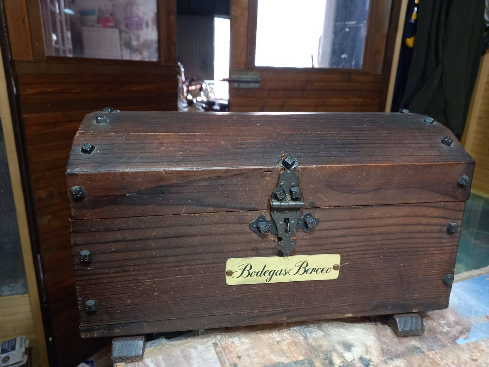 Cofre-baúl de madera Bodegas Berceo 1