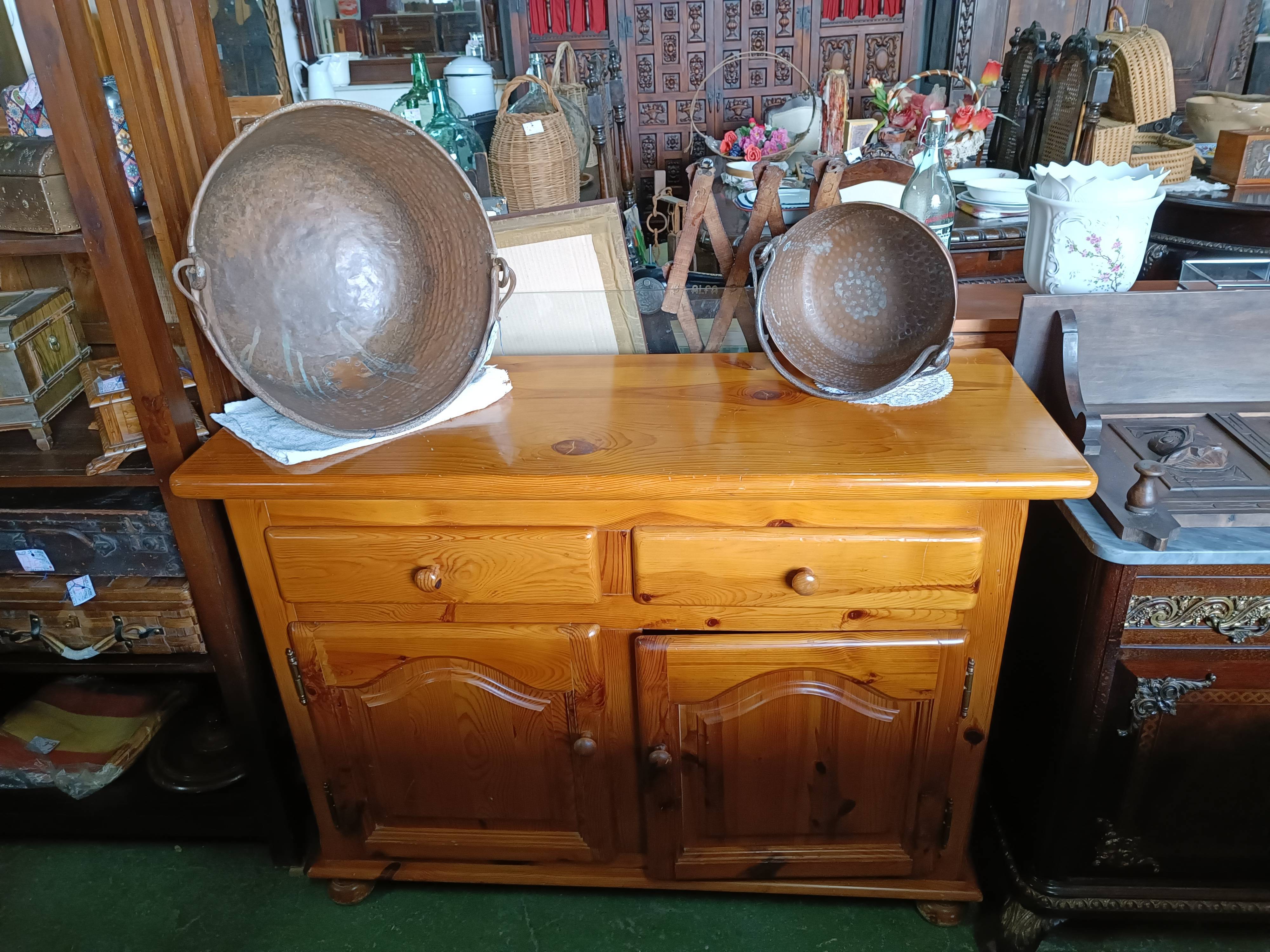 Mueble de pino provenzal con 2 puertas y 2 cajones 1
