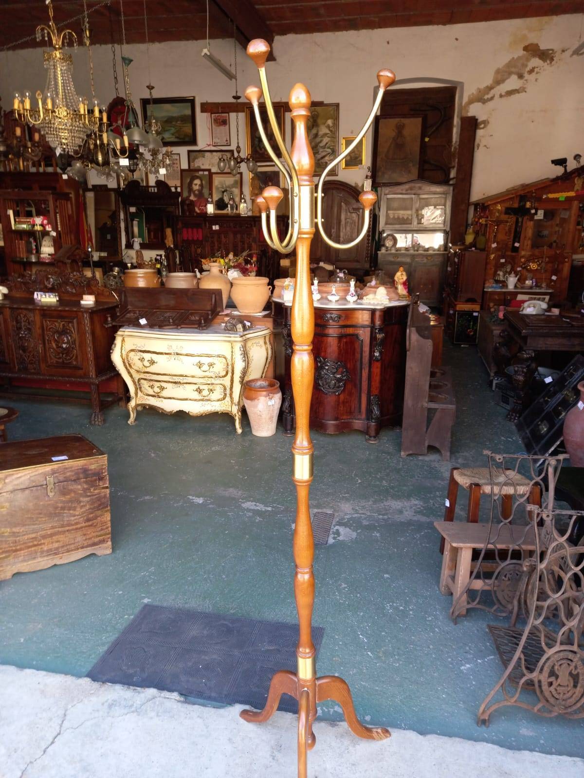 Perchero de pie de madera y latón con 6 brazos