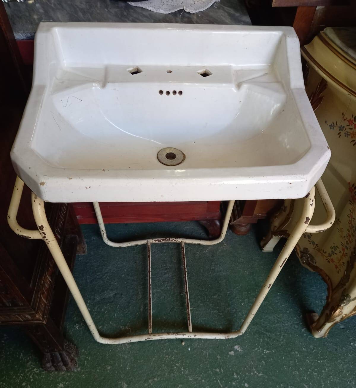 Pie de lavabo con toalleros vintage 1