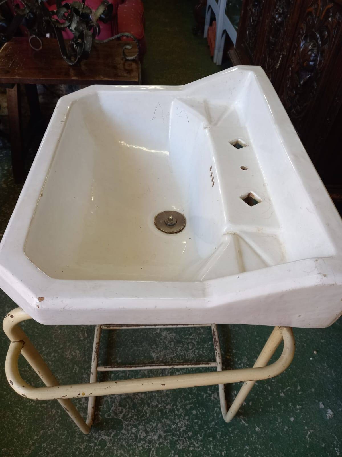 Pie de lavabo con toalleros vintage 3