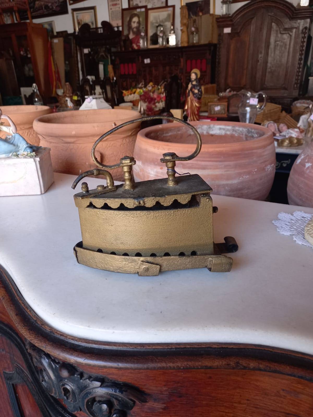 Plancha de carbón antigua con soporte 1