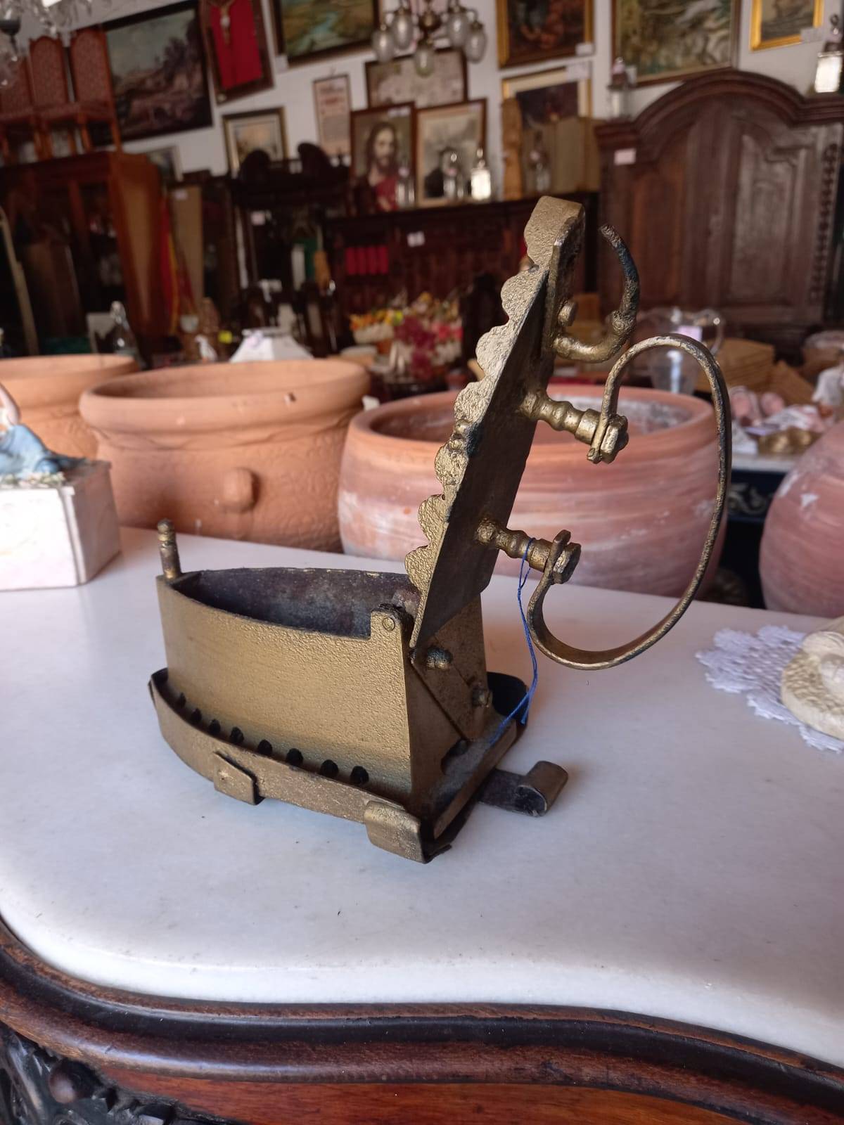 Plancha de carbón antigua con soporte 3