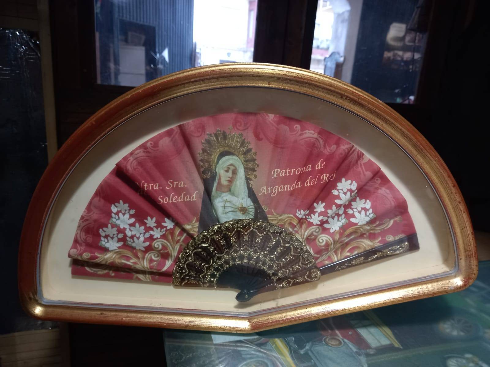 Abaniquera vintage con abanico