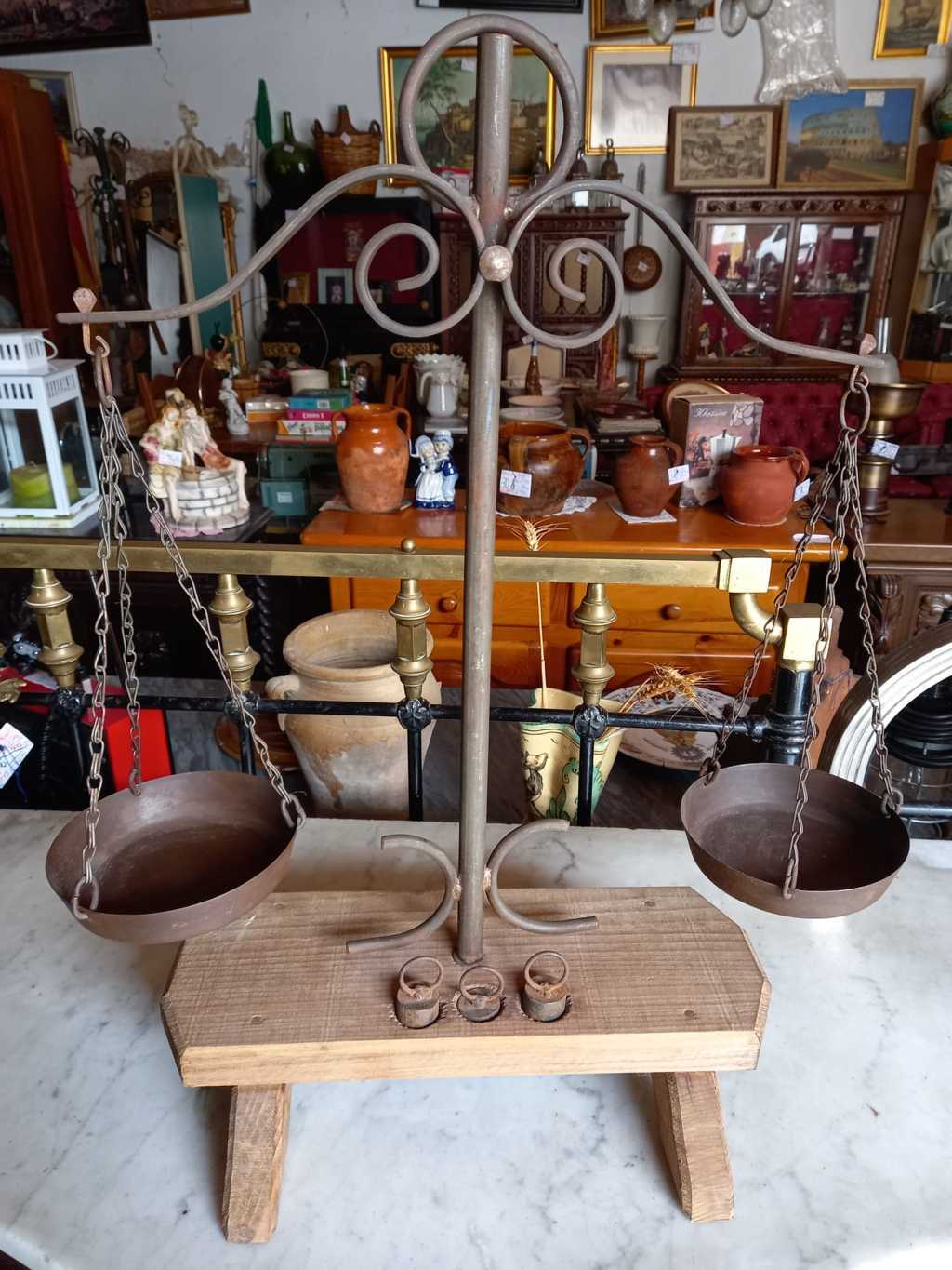Balanza de hierro con pesas vintage