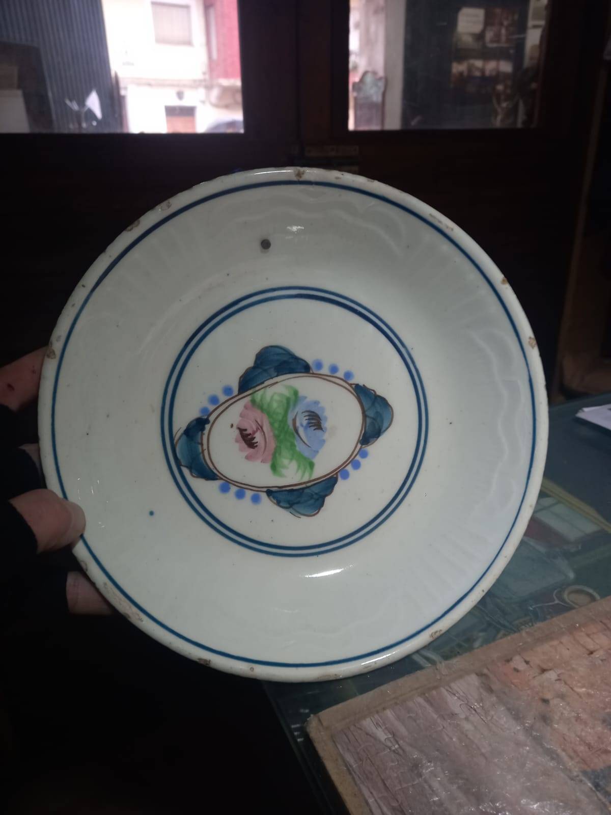 Plato de cerámica pintado a mano 1