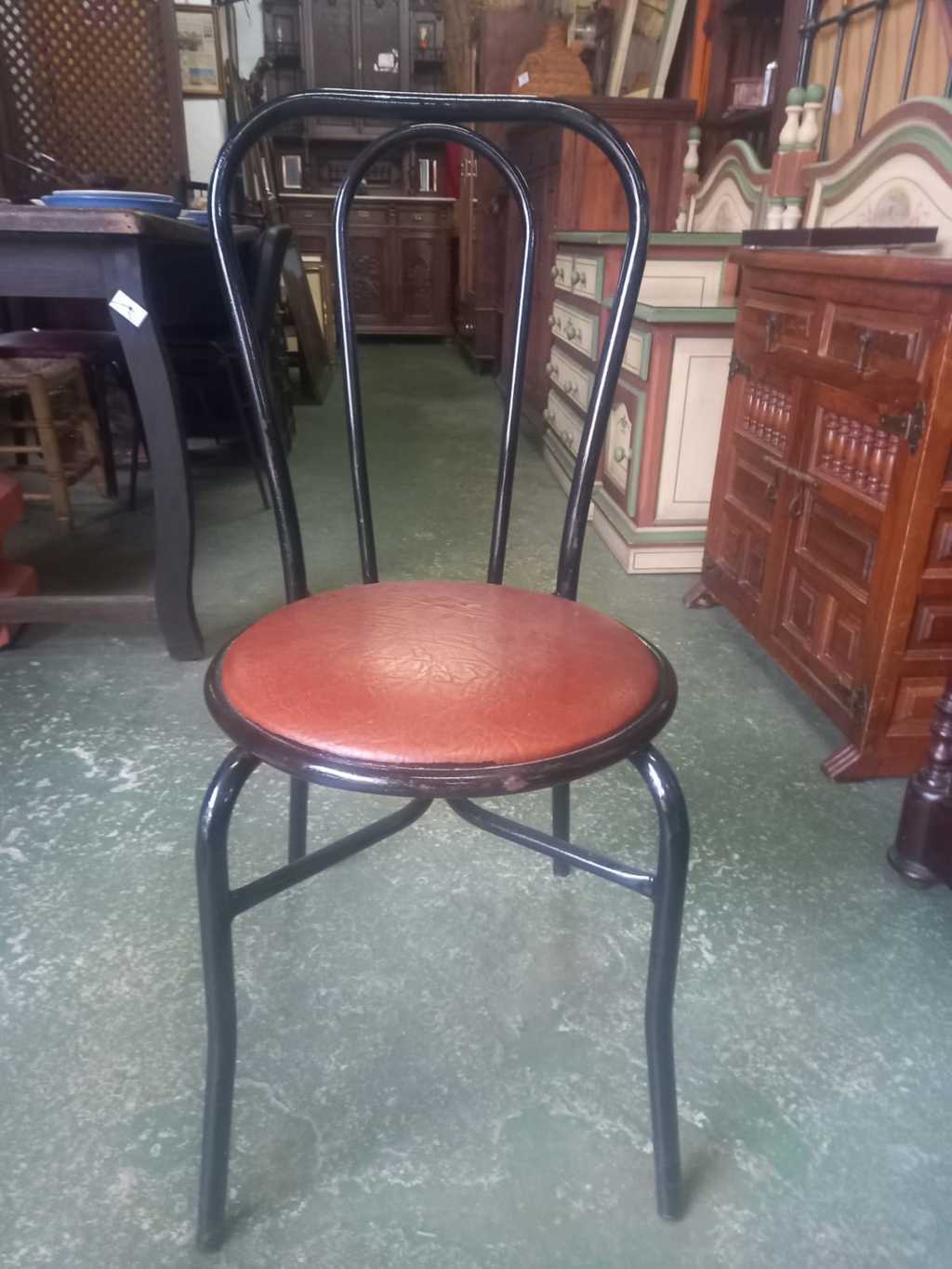 Silla de hierro con asiento de madera tapizada 1