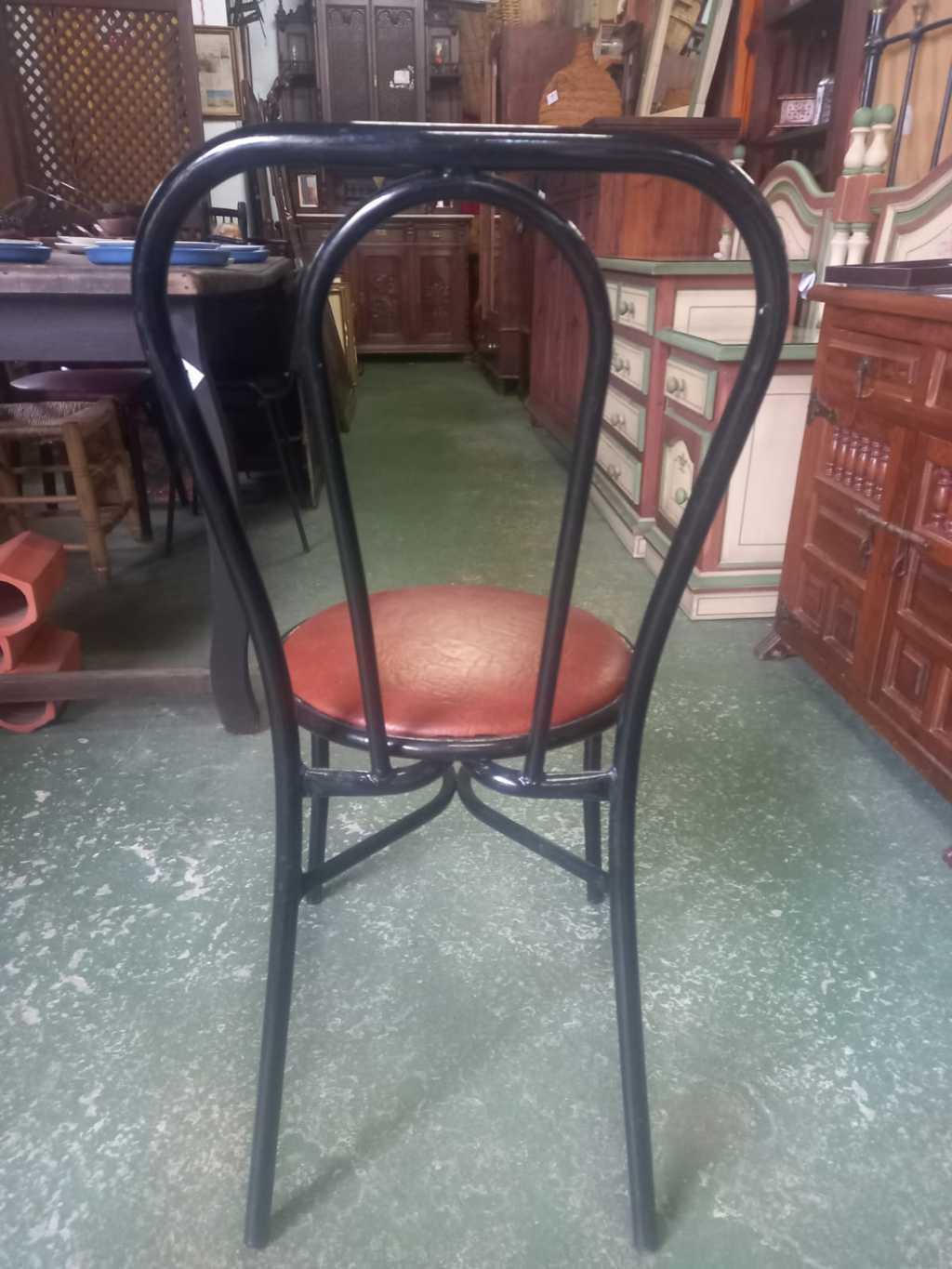 Silla de hierro con asiento de madera tapizada 2