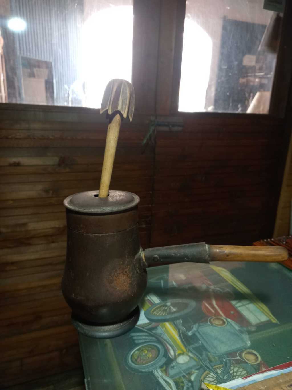 Chocolatera antigua de hierro fundido